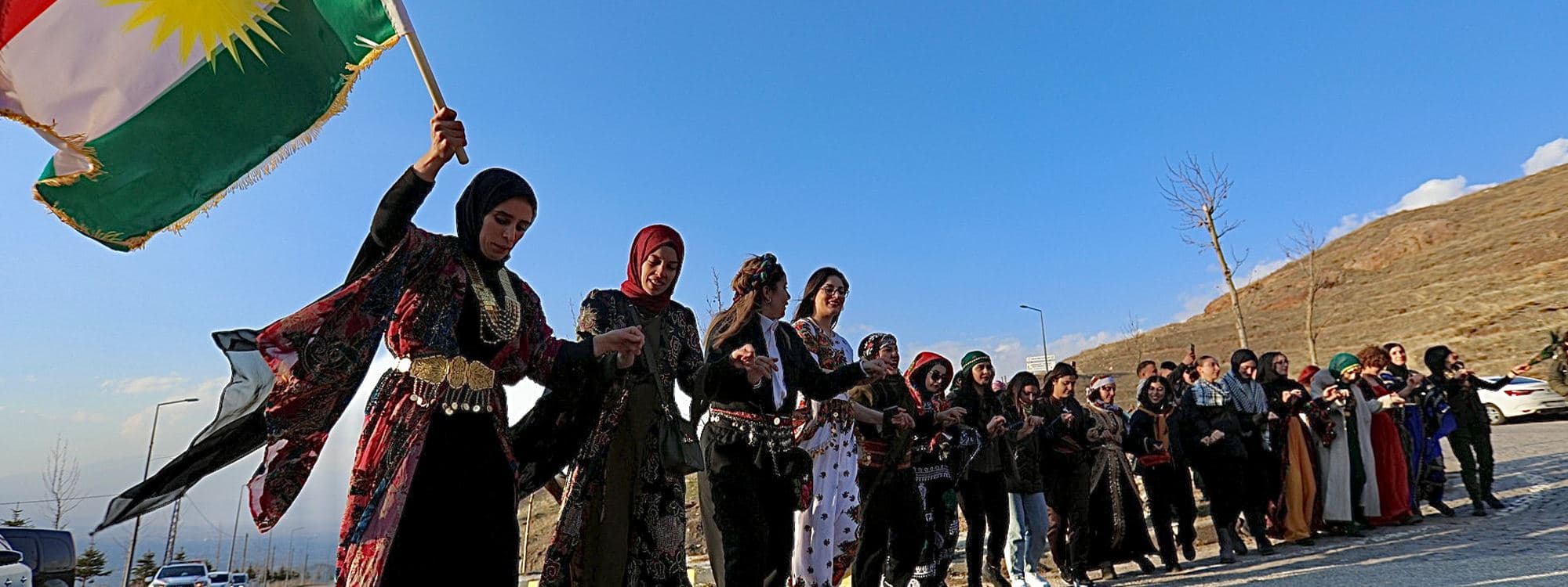 WÊNE - Ciwanên Kurd ji bo Newrozê meşiyan gora Ehmedê Xanî