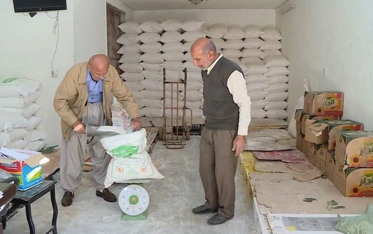 بریکارێکی دابەشکردنی خۆراک لە هەولێر. وێنە: بڵند تاهیر - رووداو