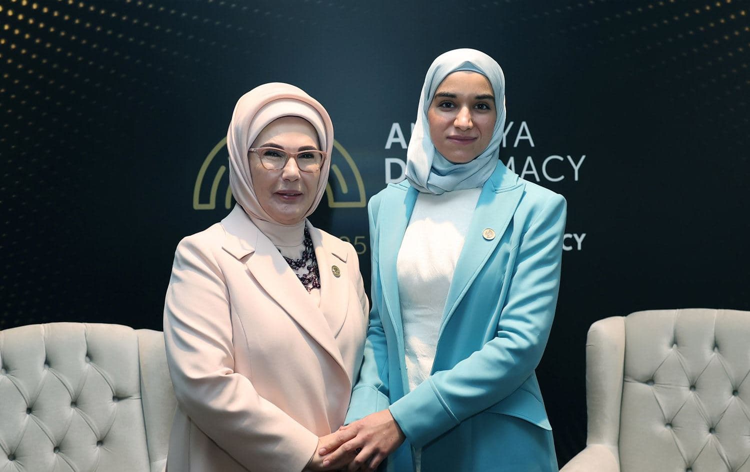 ئەمینە ئەردۆغان، هاوژینی رەجەب تەیب ئەردۆغان و لەتیفە درووبی، هاوژینی ئەحمەد شەرع