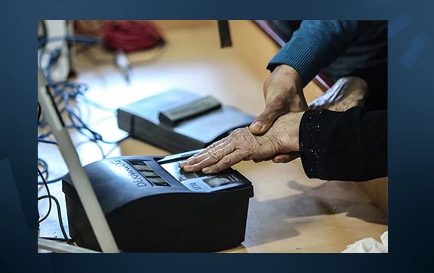 هاونیشتمانییەک لەکاتی تۆمارکردنی ناوی لە بایۆمەتری. وێنە: ئەرشیڤ