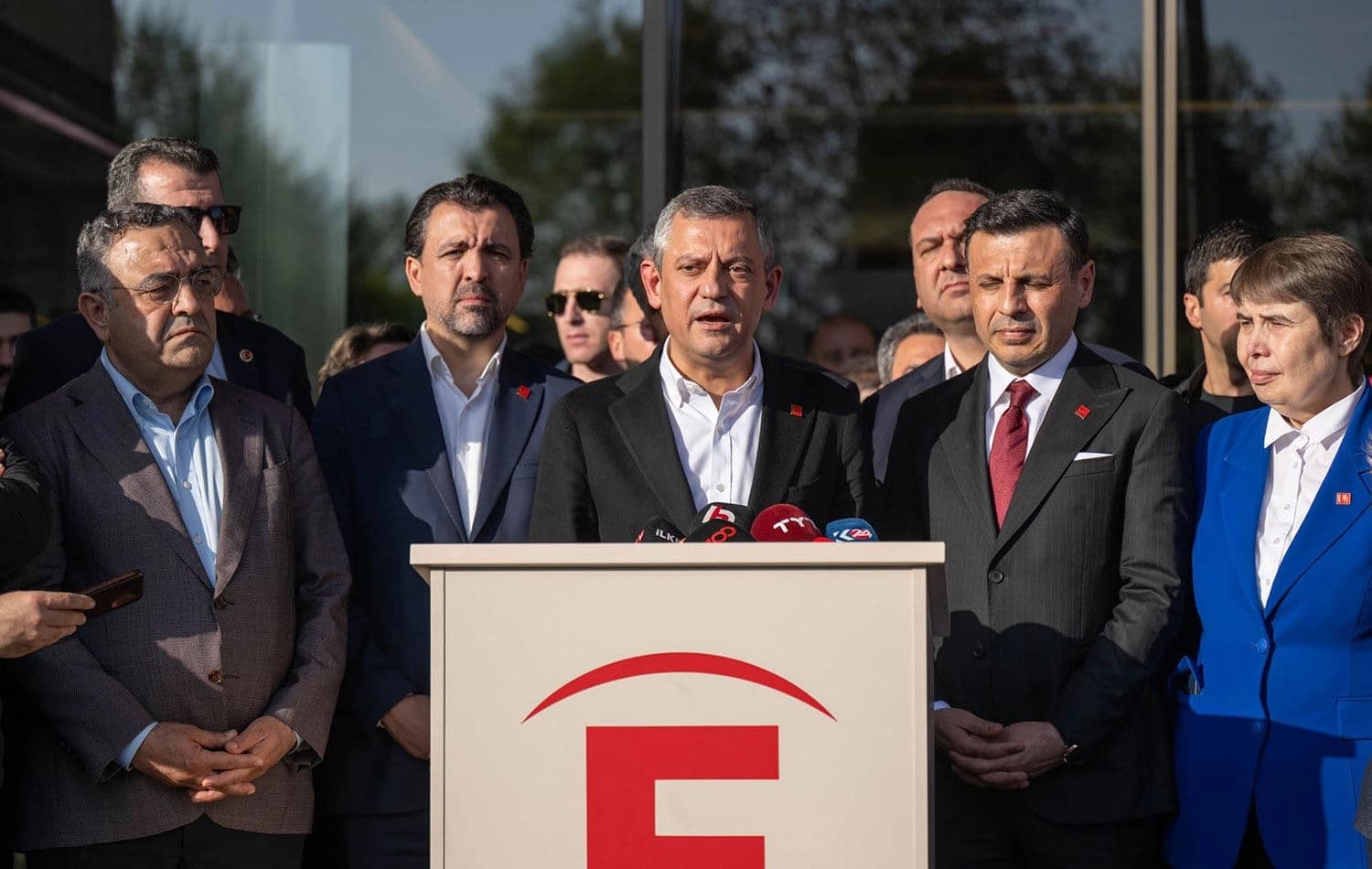  CHP Genel Başkanı Özgür Özel hastane önünde açıklama yaptı. / AA