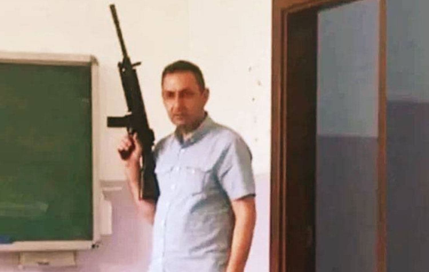 Okulda tüfekle poz veren müdür yardımcısı hakkında inceleme başlatıldı. / Foto: Sosyal medya