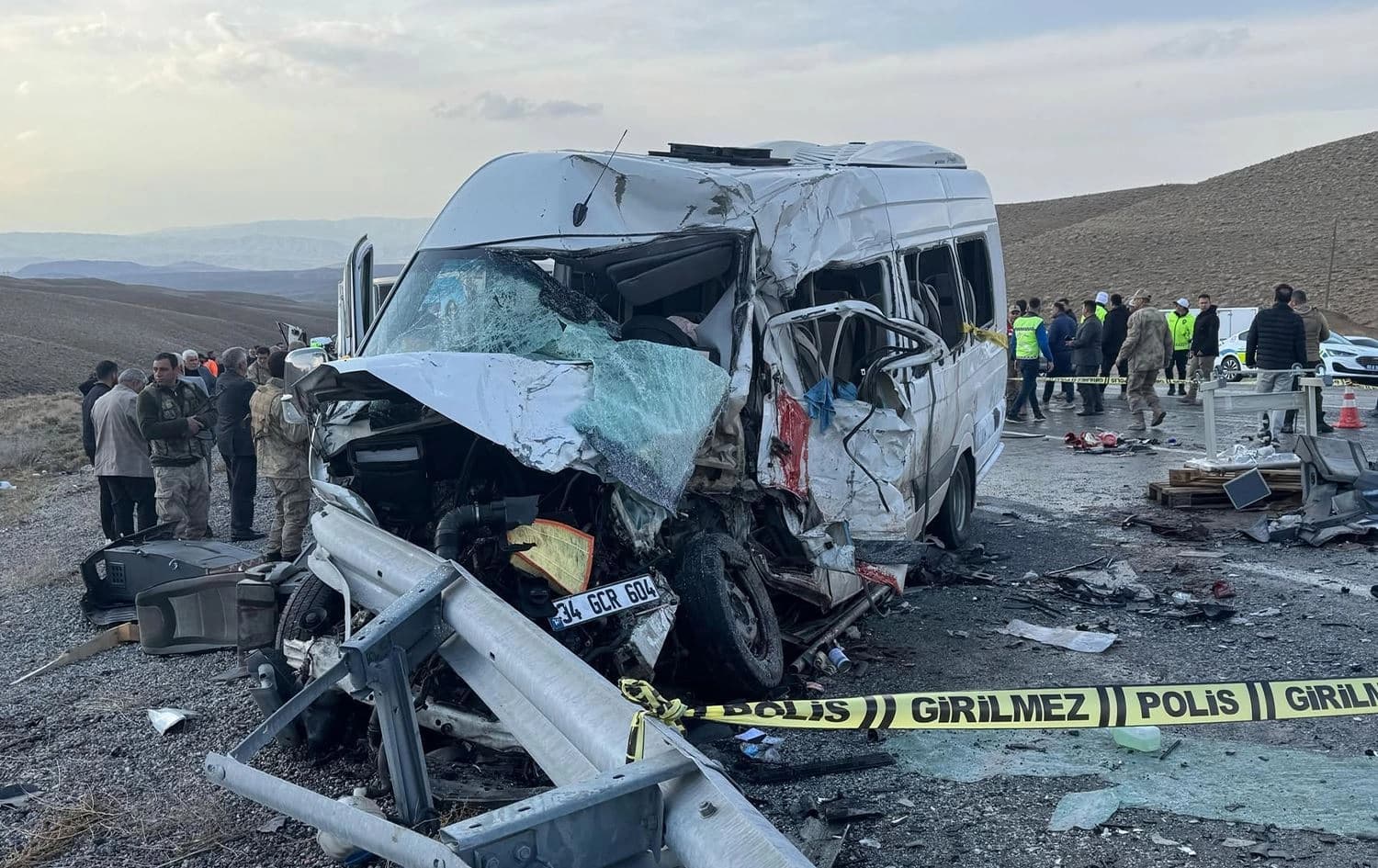Mînîbusa ku qeza kiriye / Wêne: AA