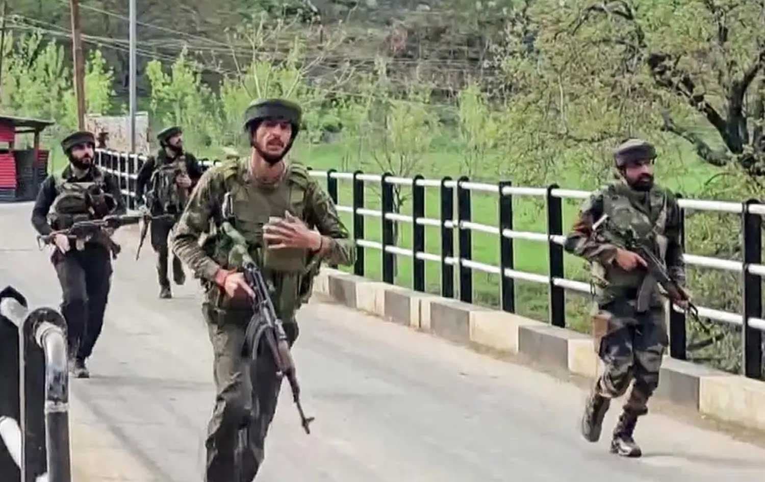 هێزە ئەمنییەکانی هیندستان لە شوێنی رووداوەکە