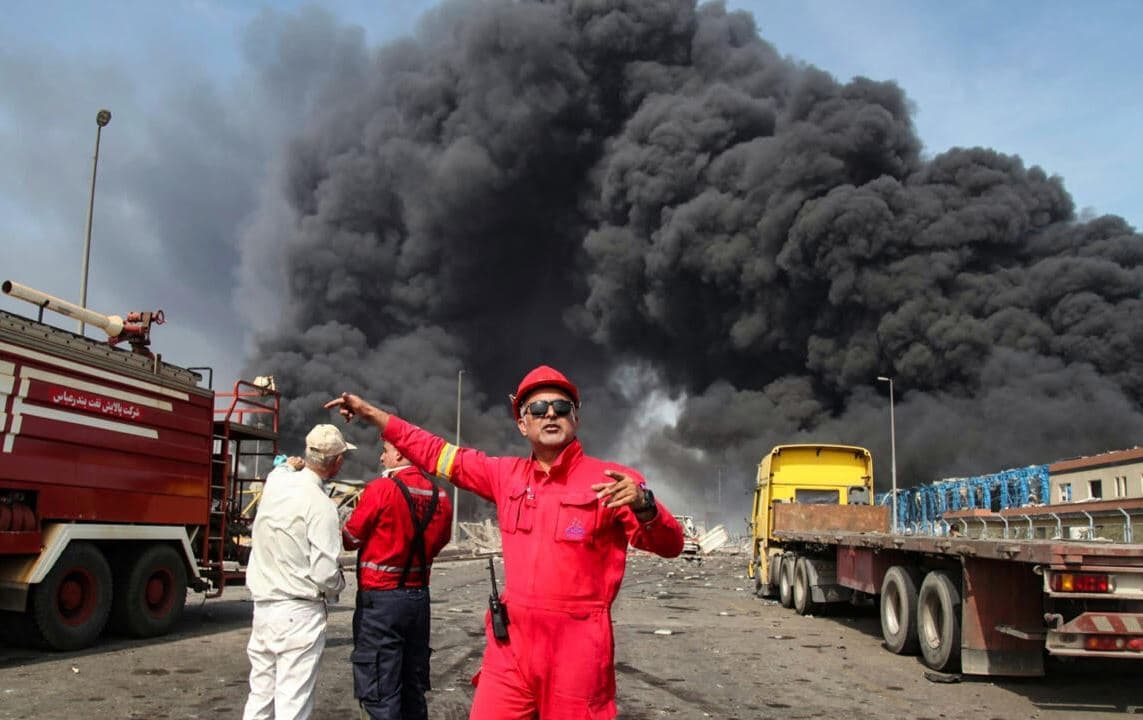 لەدوای تەقینەوەکە، دووکەڵی رەش لە ئاسمانی بەندەرعەباسەوە بەرز دەبێتەوە. وێنە: AFP