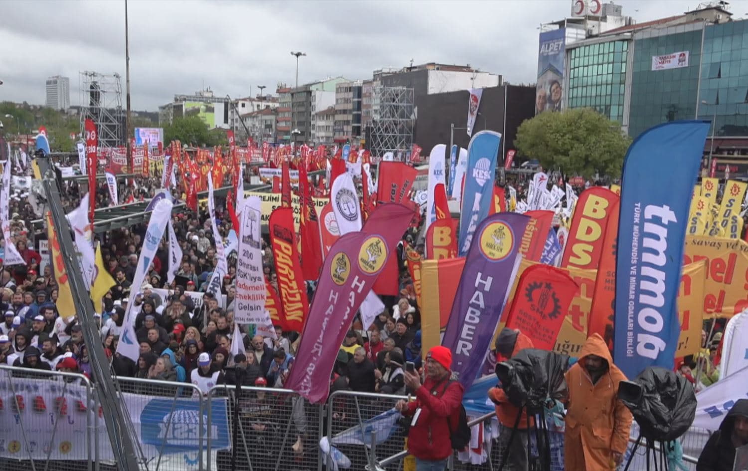 1ê Gulanê li Amed û Stenbolê bi girseyî hat pîrozkirin