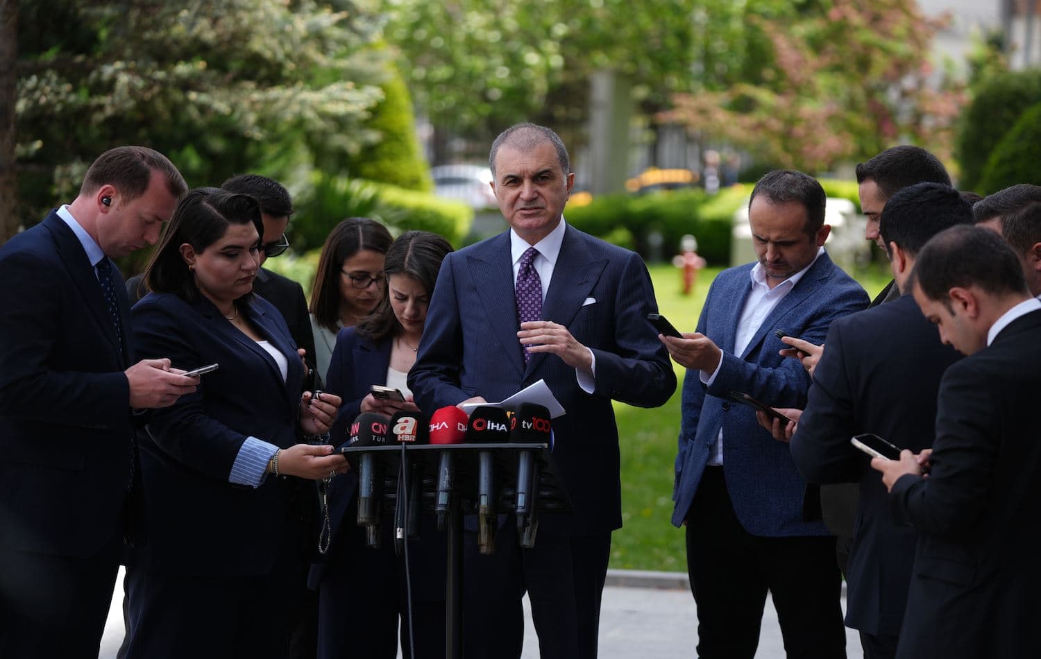 AK Parti Sözcüsü Ömer Çelik, gazetecilere açıklamalarda bulundu / Fotoğraf: AA 