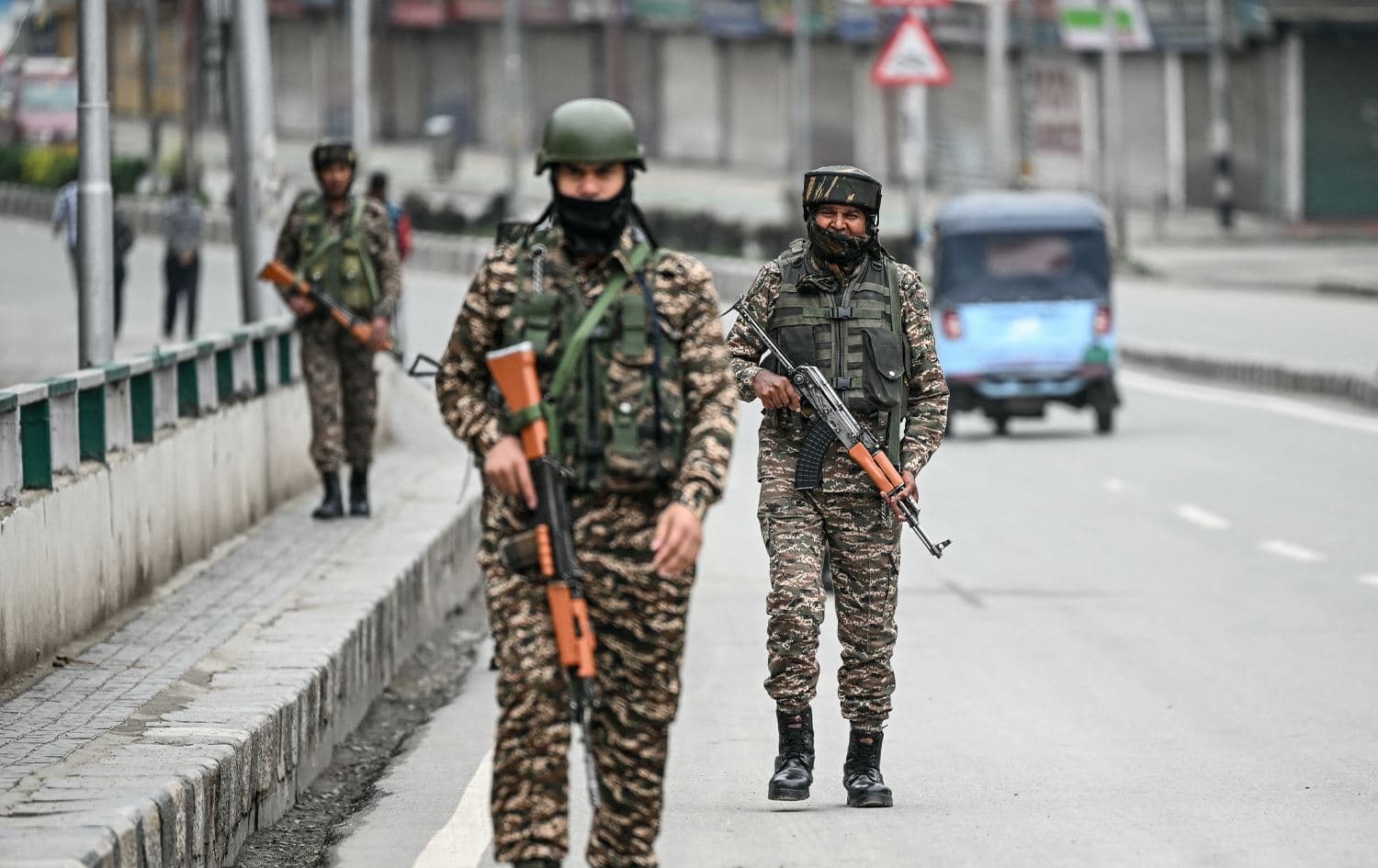 دوو سەربازی هیندستان لە ناوچەی سرینجار. وێنە: AFP