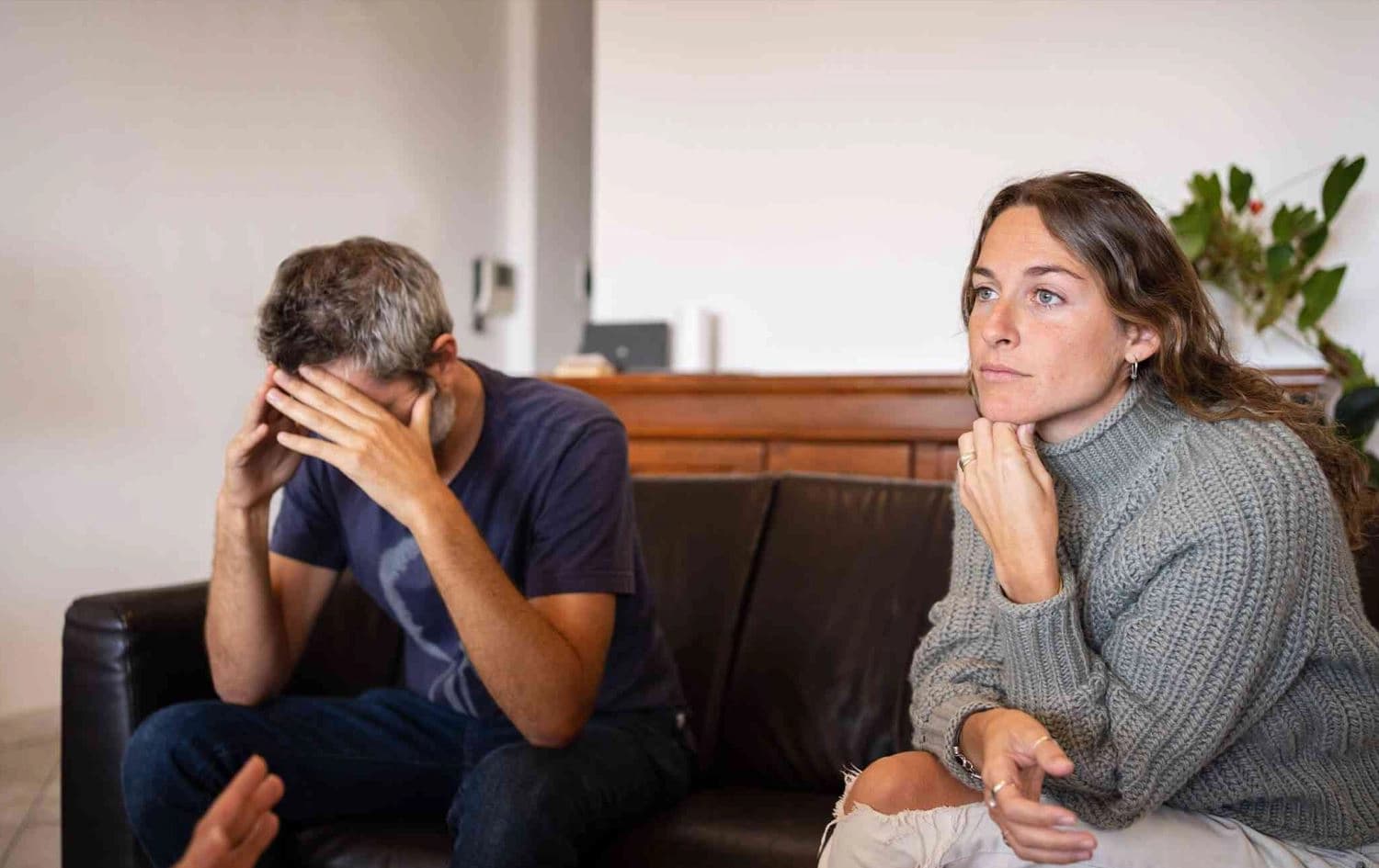 پیاوێک بە خەمبارییەوە لای ژنێک دانیشتووە. وێنەکە بۆ روونکردنەوەی هەواڵەکەیە.