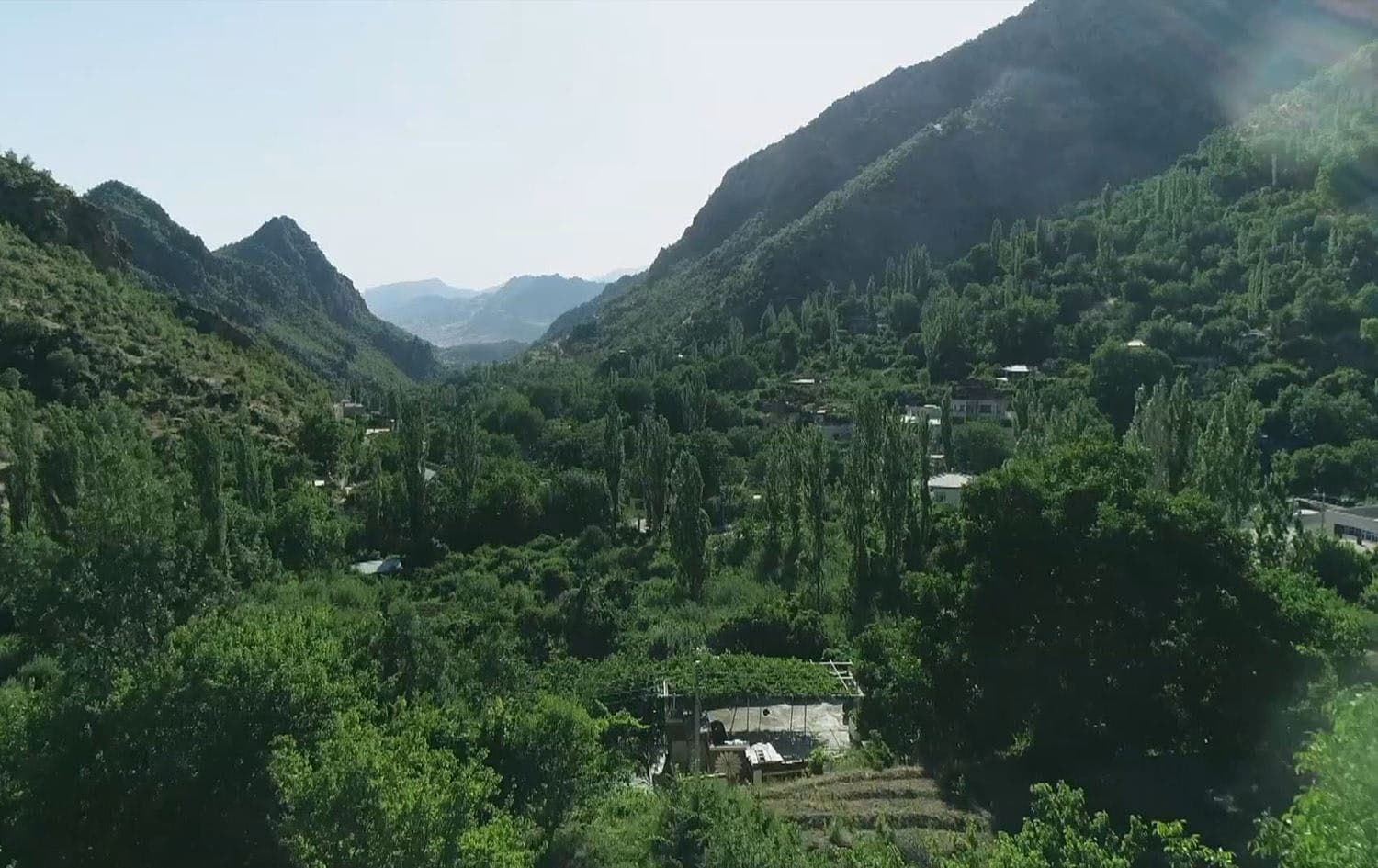 دیمەنێک لە دەڤەری بەرواری باڵا، یەکێک لە ناوچە گەشتیارییەکانی پارێزگای دهۆک