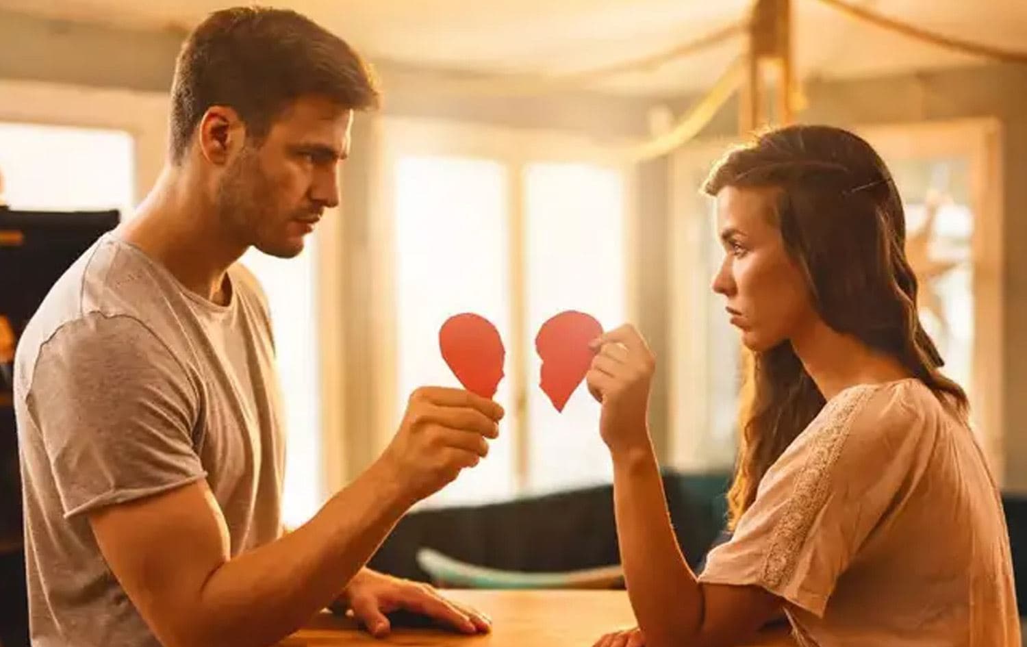ژن و پیاوێک دڵێکی شکاویان بەدەستەوەیە