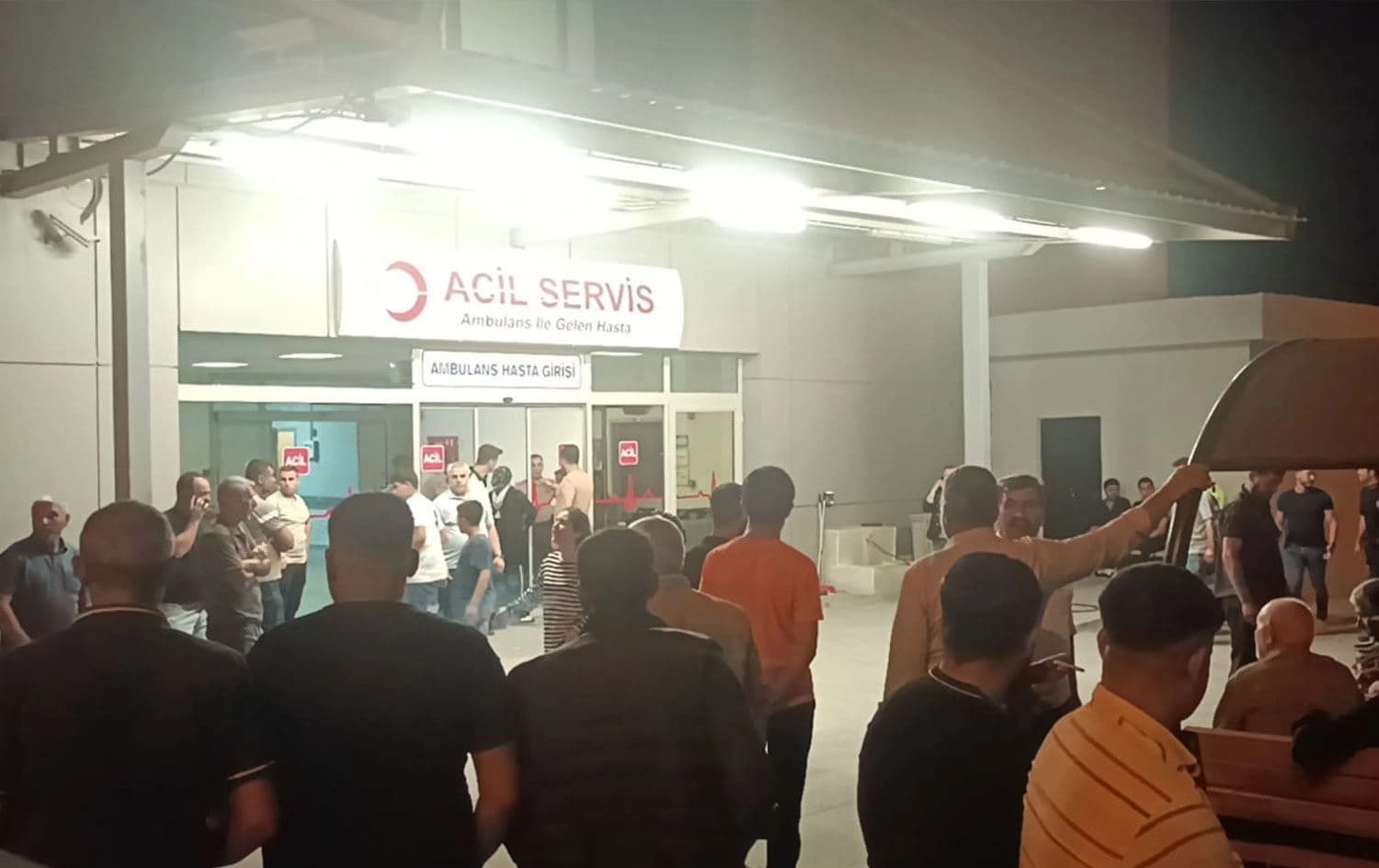 Malbat li ber nexweşxaneyê kom bûn / Wêne: Torên Civakî