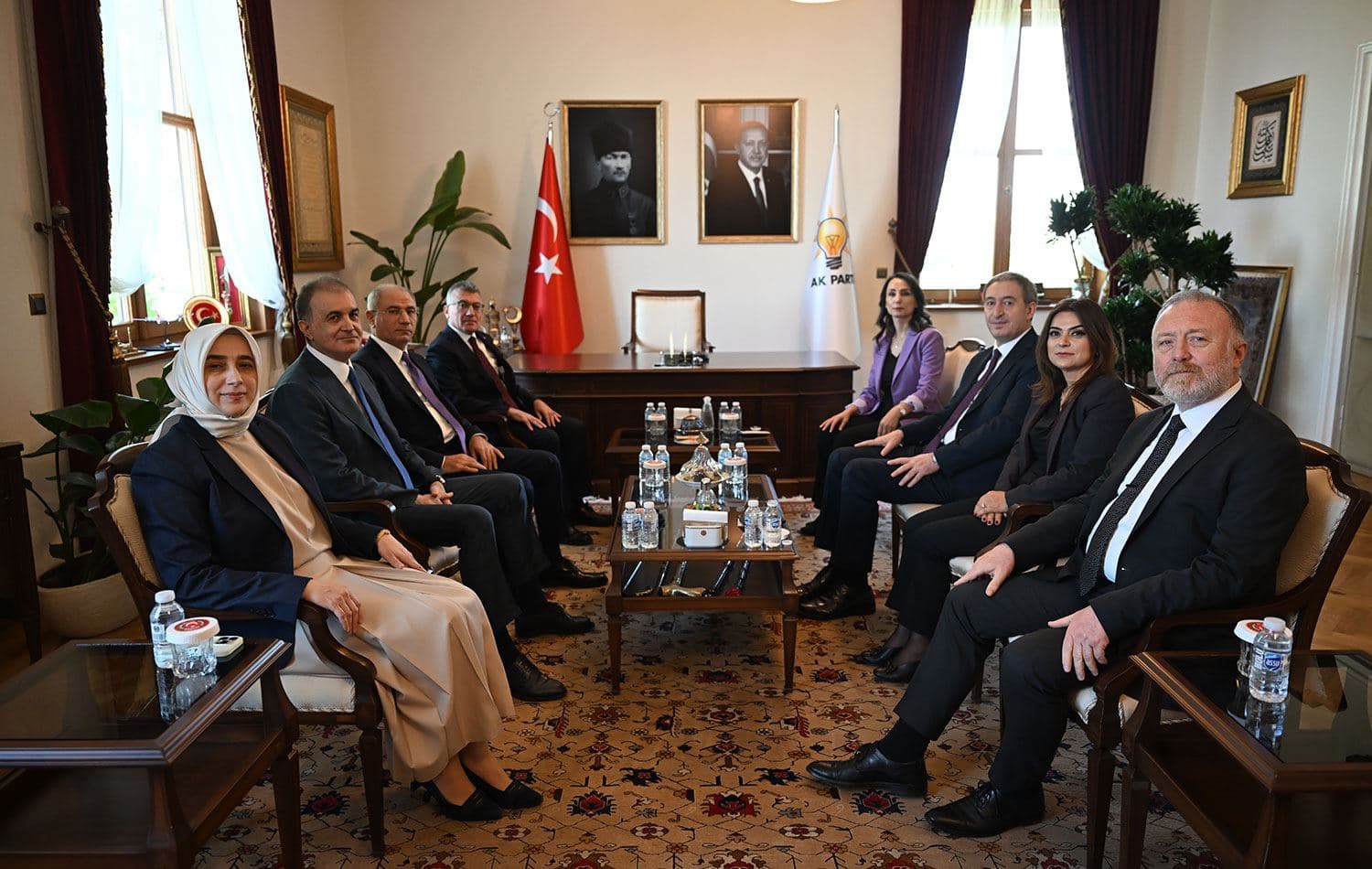 DEM Parti Eş Genel Başkanları Tülay Hatimoğulları (sağ 4) ve Tuncer Bakırhan (sağ 3) ile Grup Başkanvekilleri Gülistan Kılıç Koçyiğit (sağ 2) ile Sezai Temelli'den (sağda) oluşan heyet; AK Parti Grup Başkanı Abdullah Güler (sol 4), AK Parti Genel Başkanvekili Efkan Ala (sol 3), AK Parti Grup Başkanvekili Özlem Zengin ve AK Parti Genel Başkan Yardımcısı ve Parti Sözcüsü Ömer Çelik'i (sol 2) ziyaret etti. / AA