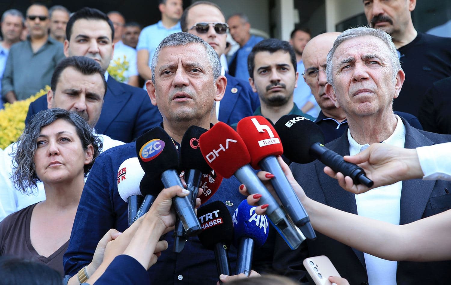 CHP Genel Başkanı Özgür Özel, Ferdi Zeyrek’e destek ziyareti için Manisa’ya giden Ankara Büyükşehir Belediye Başkanı Mansur Yavaş ile hastane önünde basın açıklaması yaptı. / Foto: AA