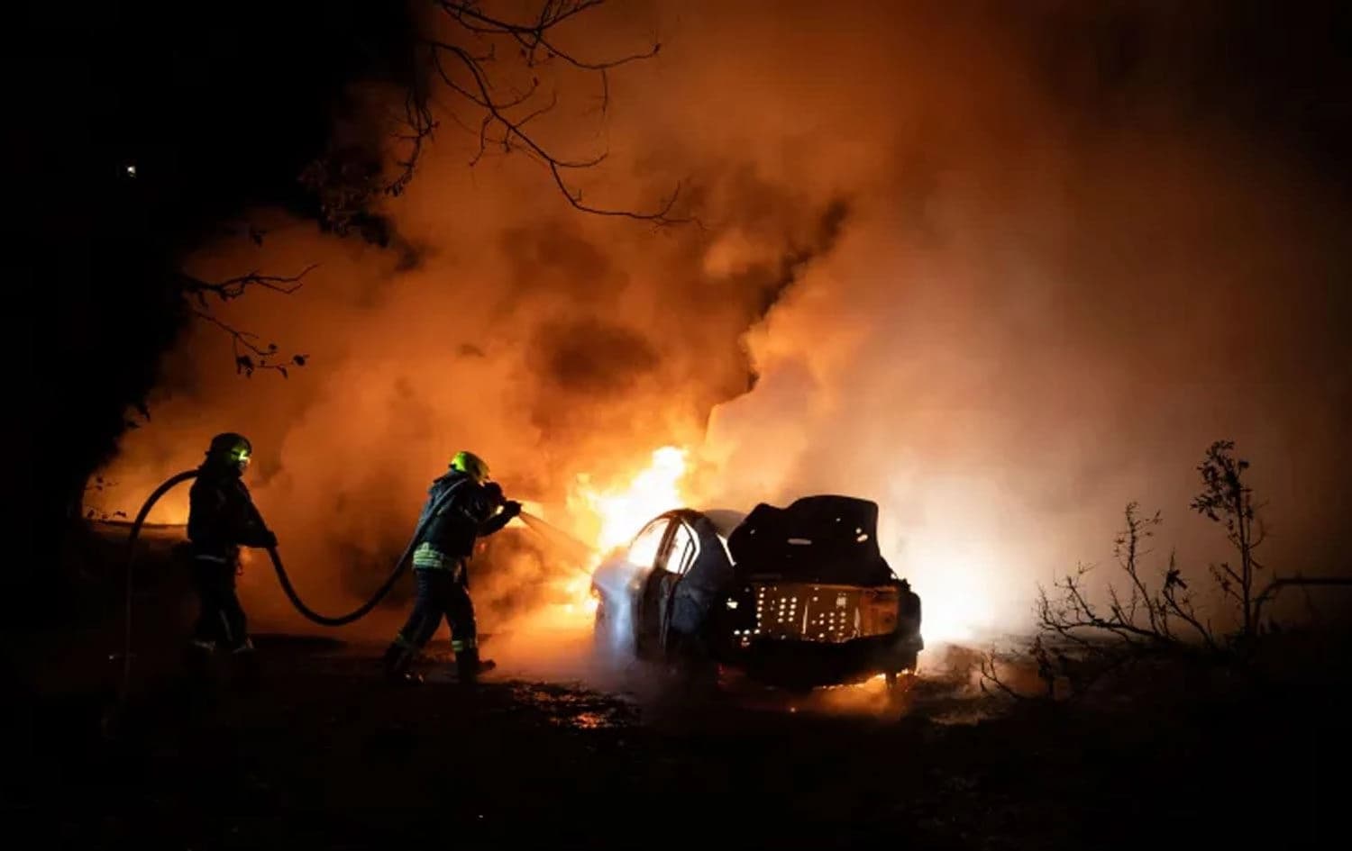 Piştî êrişeke li Xarkîvê êgir girtiye otomobîlekê / Wêne: Oleksandr Magula/AFP