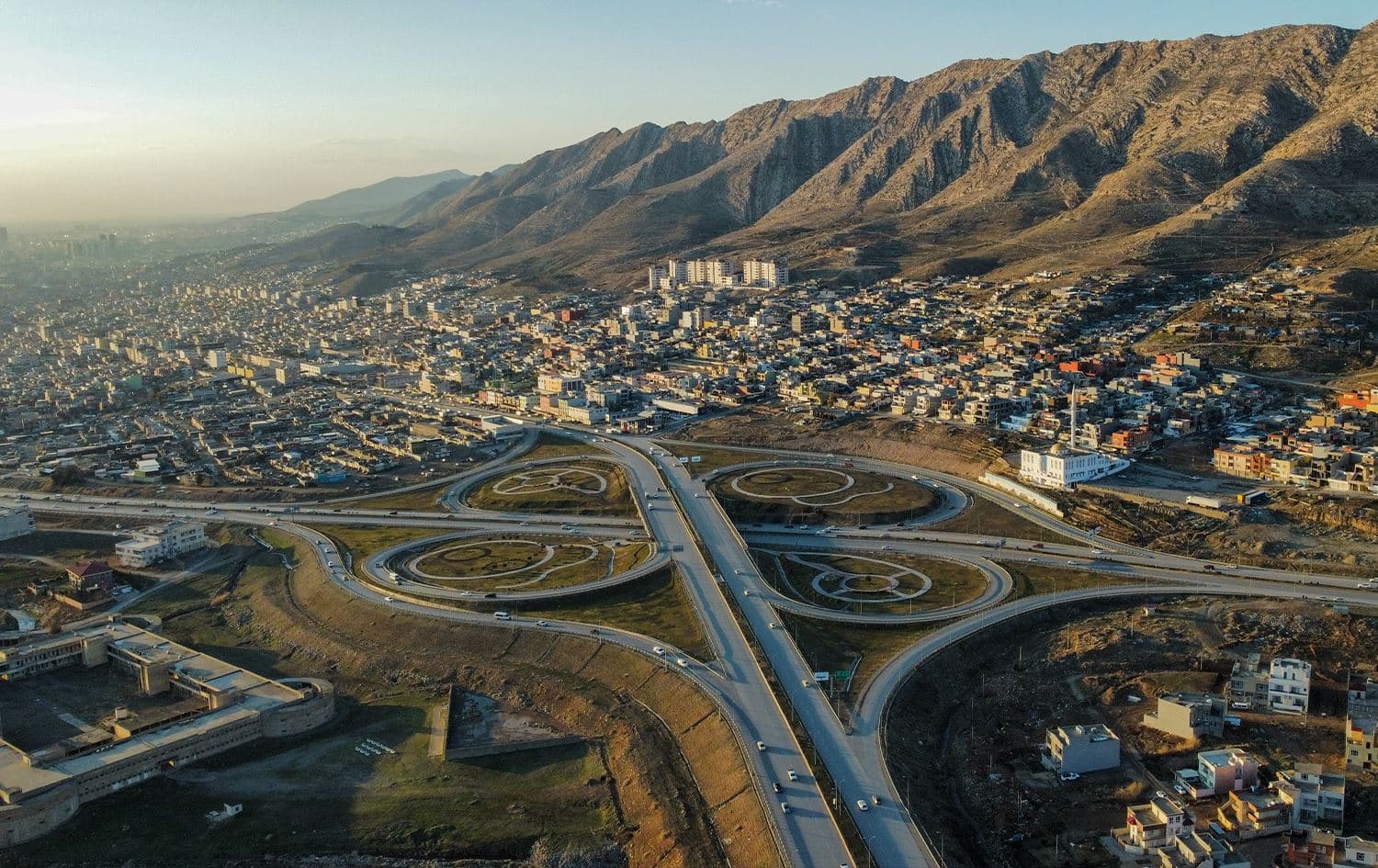 دیمەنێکی گشتیی شاری دهۆک.