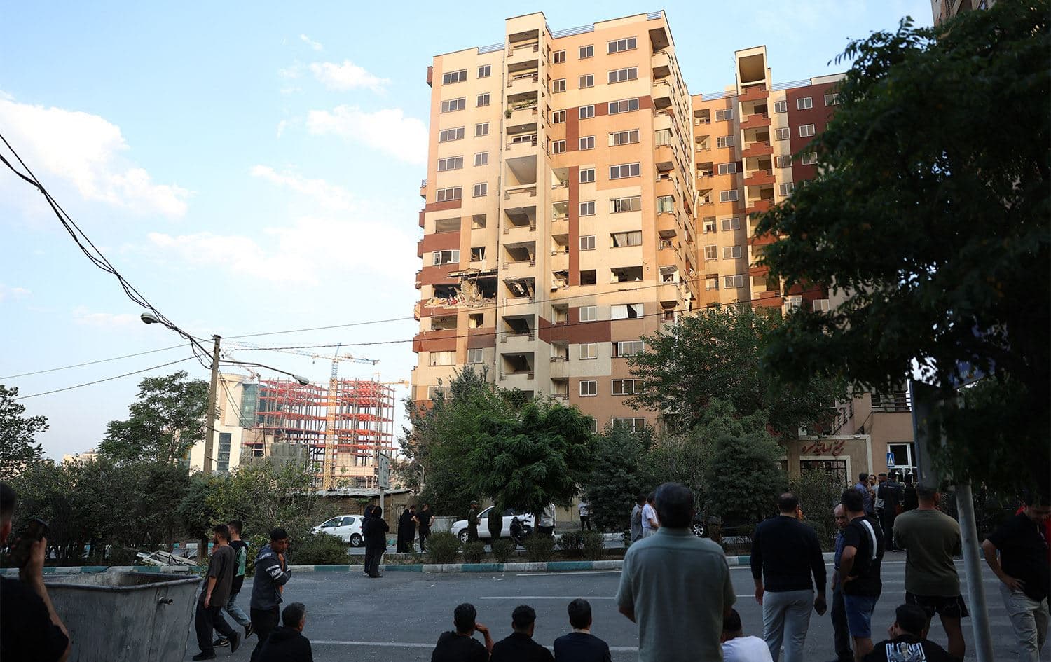 باڵەخانەیەک لە تاران بەهۆی هێرشەکەوە زیانی بەرکەوتووە. وێنە: AFP