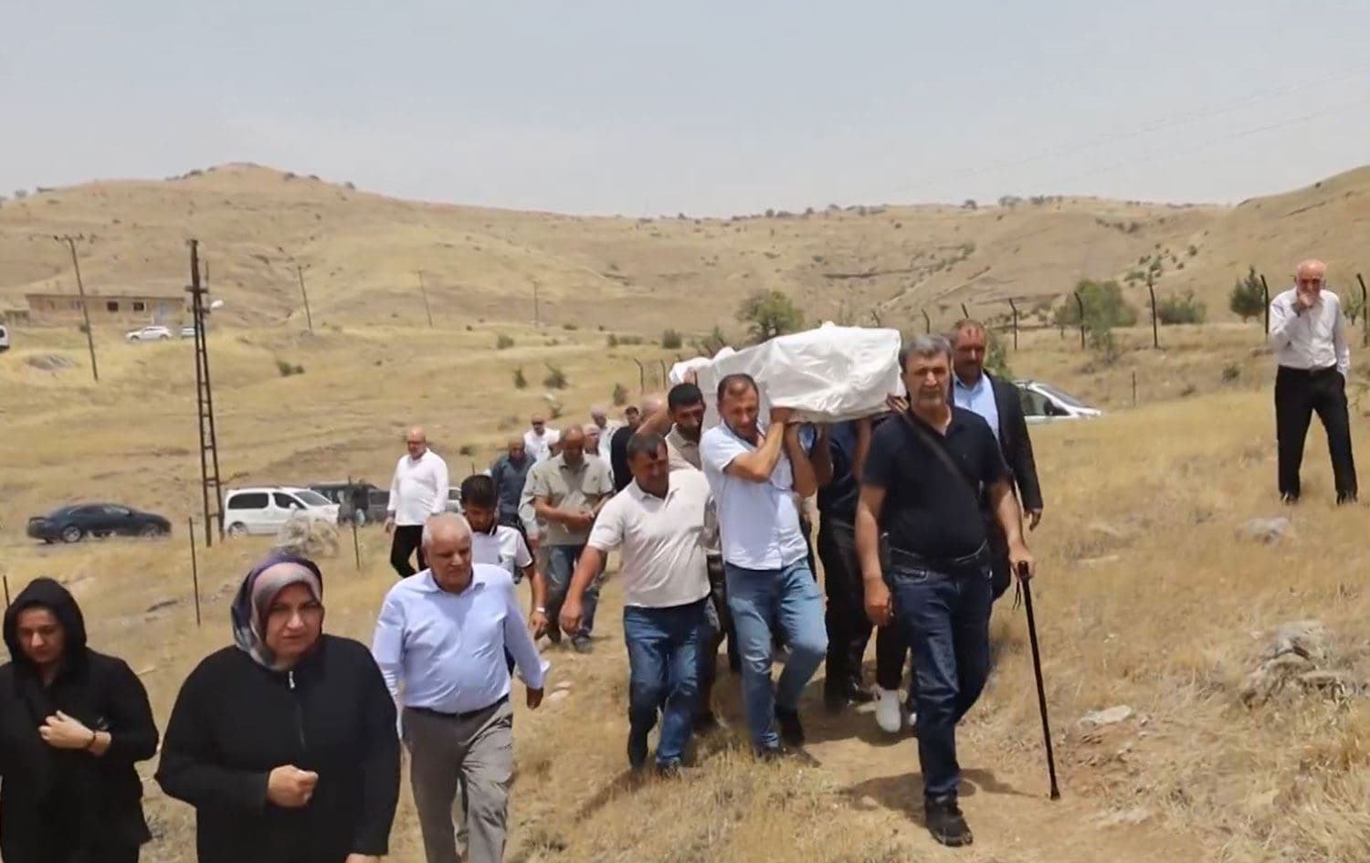 Şemsettin Ekinci Batman’ın Gercüş ilçesine bağlı Gulika (Başova) köyünde toprağ averildi. / Foto: Video alıntısı