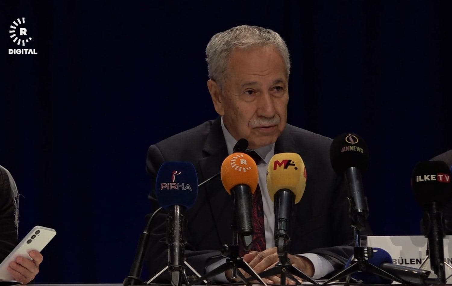 DEM Parti’nin düzenlediği “Barışın Yolunu Açmak" Konferansına Meclis eski Başkanlarından Bülent Arınç da katıldı. / Foto: Rûdaw
