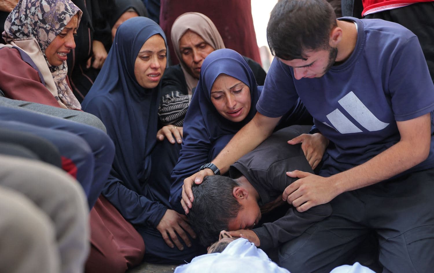نێوەڕاستی کەرتی غەززە، غەززەییەکان شین و رۆڕۆ بۆ لەدەستدانی ئازیزێکیان دەکەن. وێنە: AFP