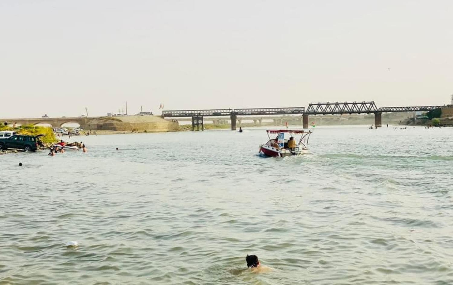 دیمەنێکی زێی گەورە لە خەبات.