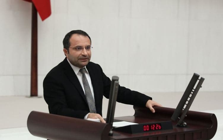  تەیب تەمەل، یاریدەدەری هاوسەرۆکی دەم پارتی.