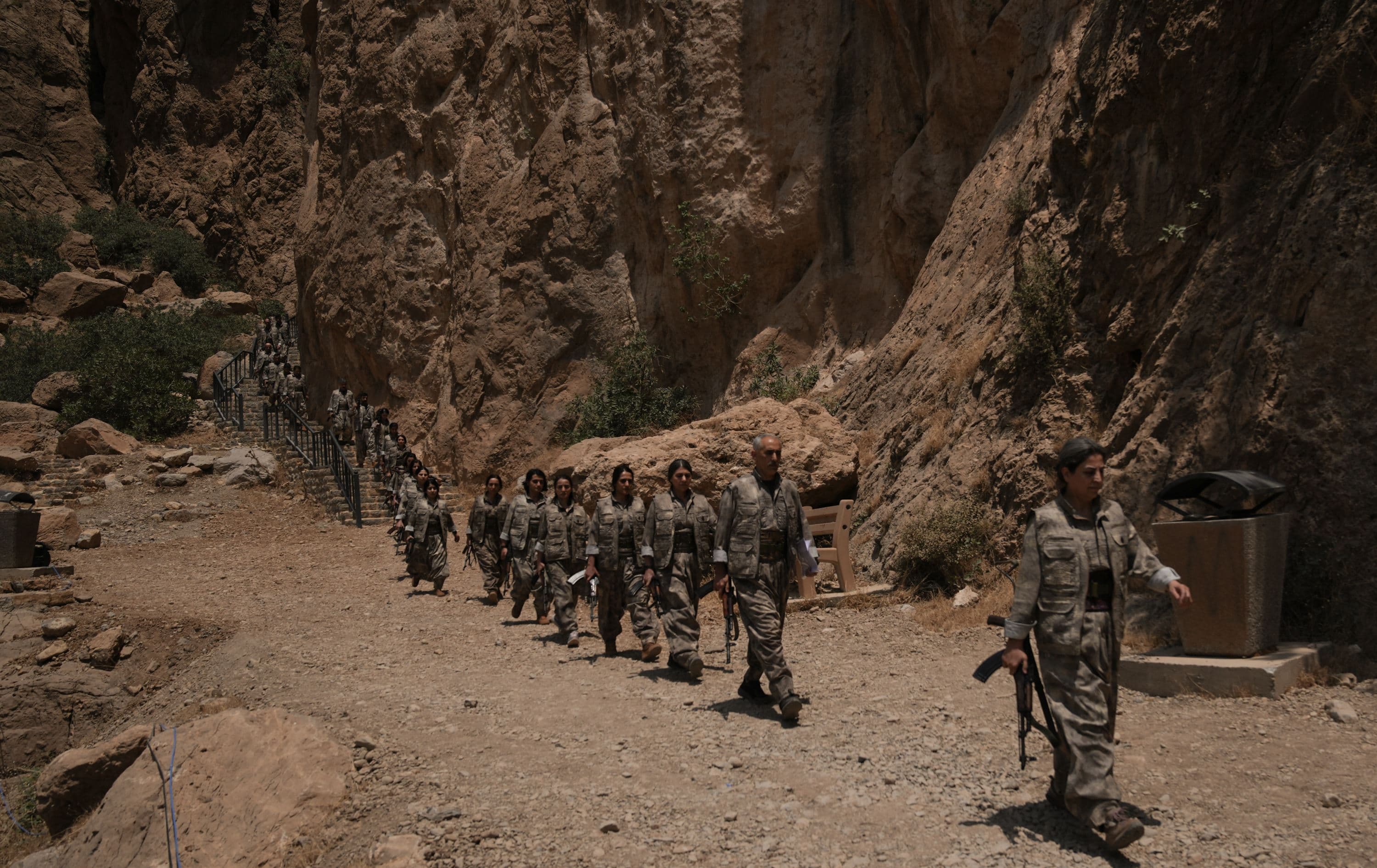 Foto: PKK'den bir grup silahlarını imha etti  15'i kadın 30 kişiden oluşan PKK'li bir grup, Süleymaniye'ye bağlı Surdaş nahiyesi sınırlarında silahlarını imha etti