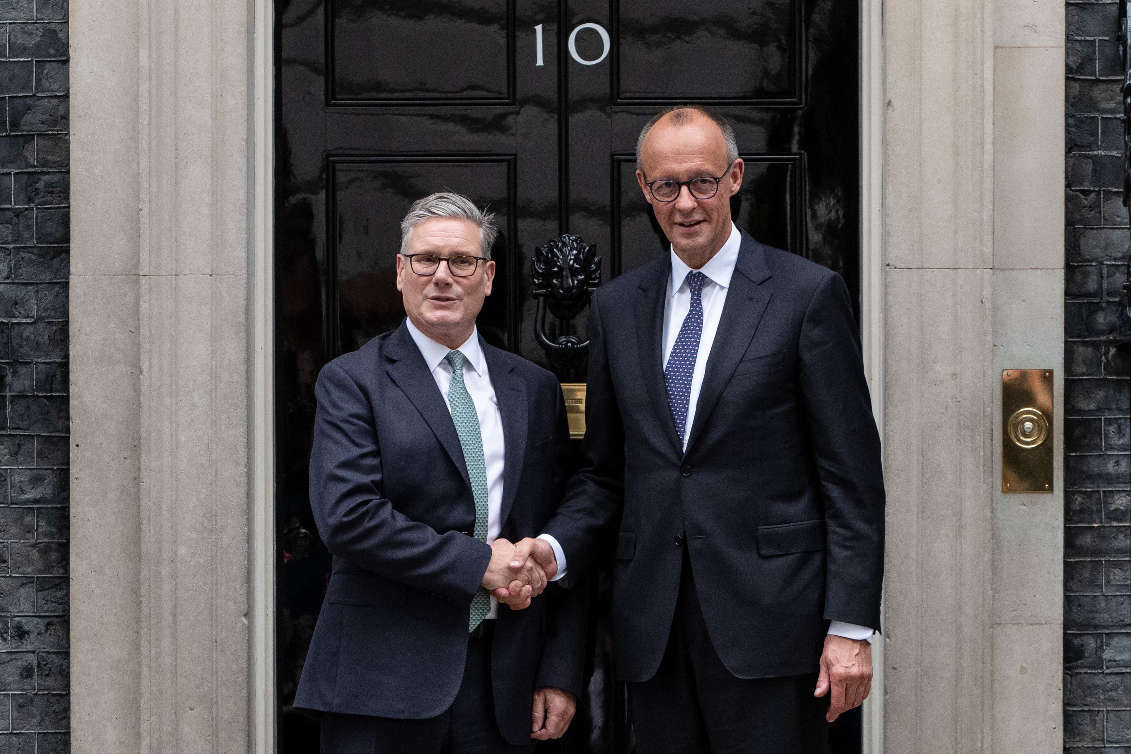 Foto: İngiltere Başbakanı Keir Starmer (solda), Almanya Başbakanı Friedrich Merz'i (sağda) resmi ziyareti sırasında Londra'daki Downing Street'te bulunan 10 Numara'da karşıladı/Thomas Krych-AA