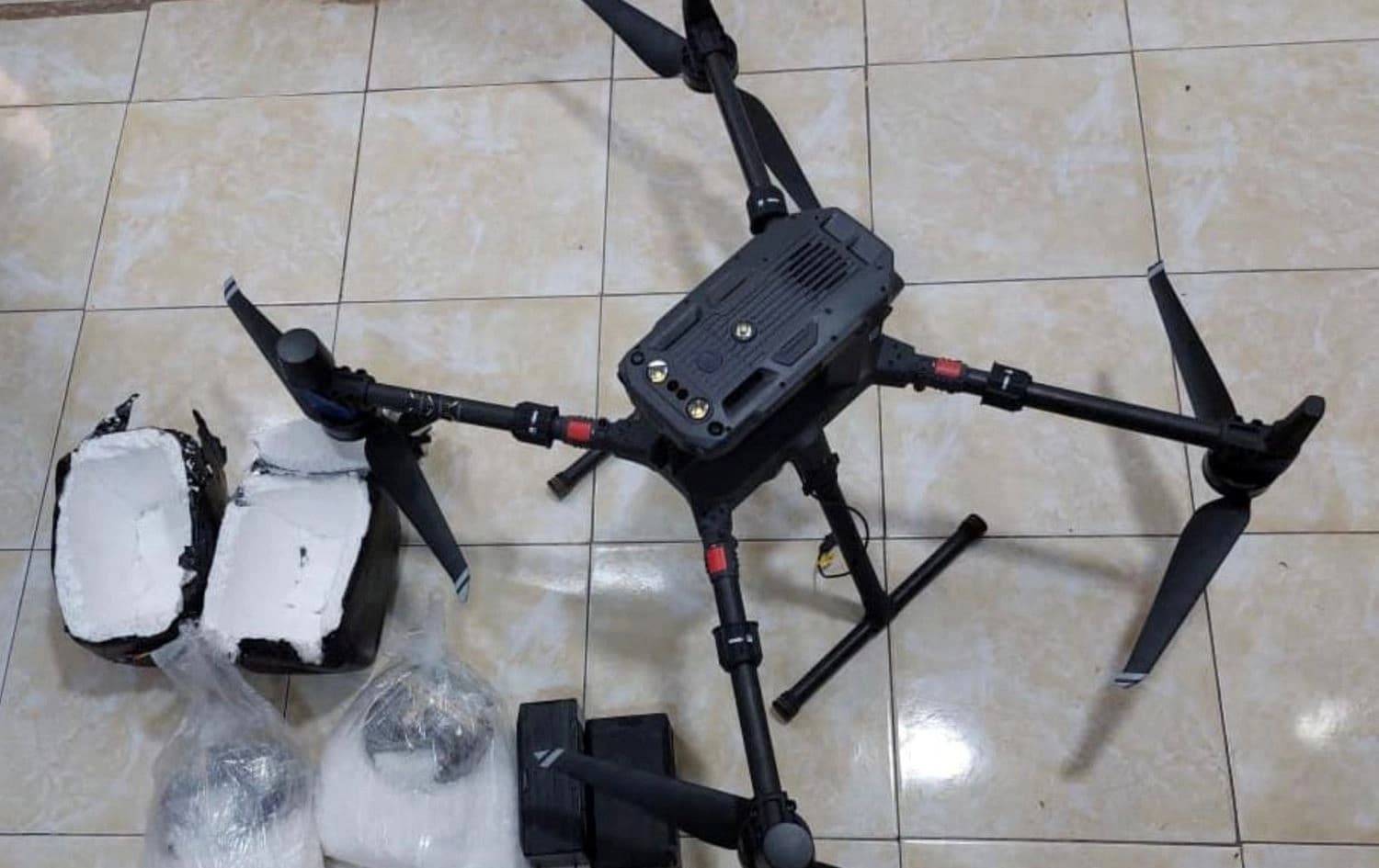 یەکێک لە درۆنەکان کە مادەی هۆشبەری تێدایە.
