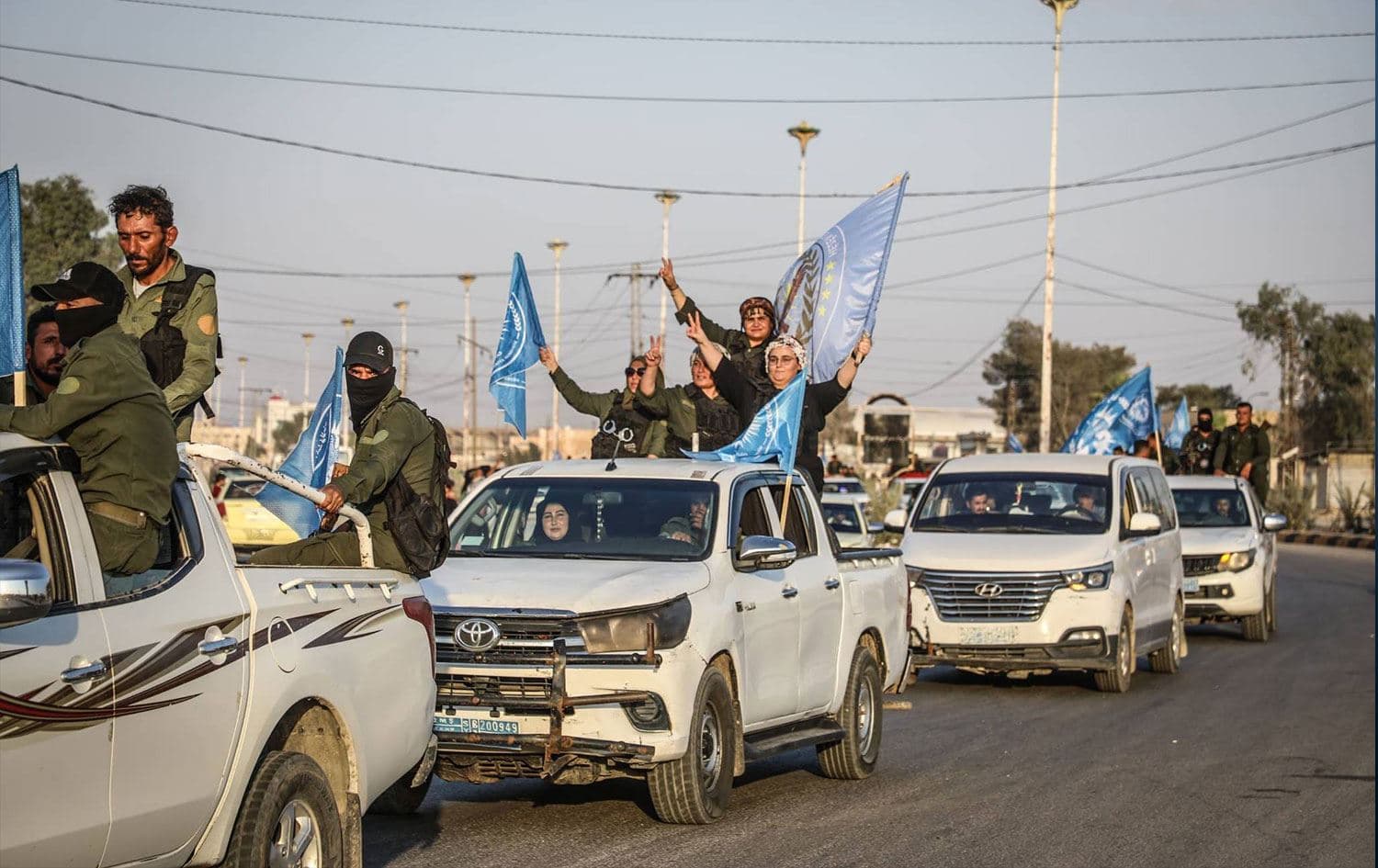 DSG'nin Haseke şehrinde düzenlediği askeri geçit töreninden bir kare (Foto: Şarku’l Avsat)