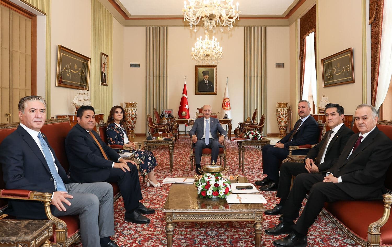 Numan Kurtulmuş li meclisê bi nûnerên partiyên siyasî re civiyabû / Wêne: Arşîv-AA