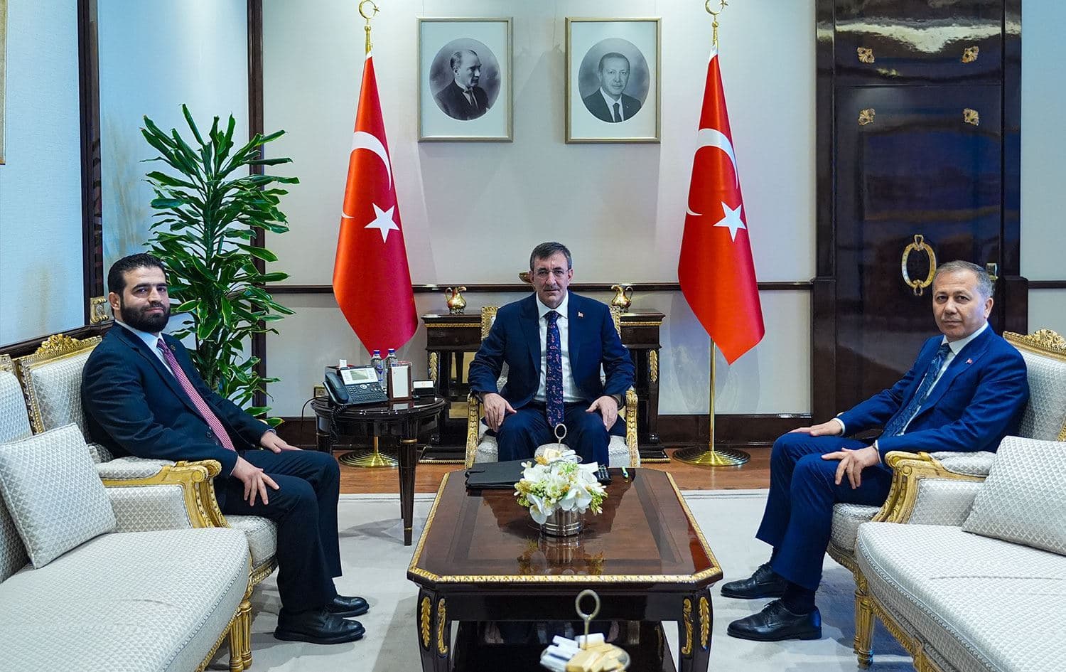 Wezîrê Karên Navxwe yê Sûriyeyê Enes Xetab, Cevdet Yilmaz û Alî Yerlîkaya /Wêne: AA