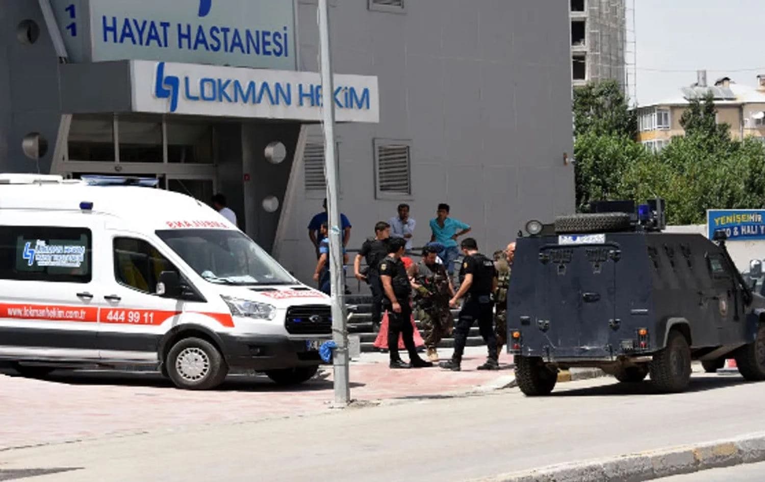 Van’ın Edremit ilçesinde, seyir halindeki bir araca düzenlenen silahlı saldırıda bir kişi hayatını kaybetti