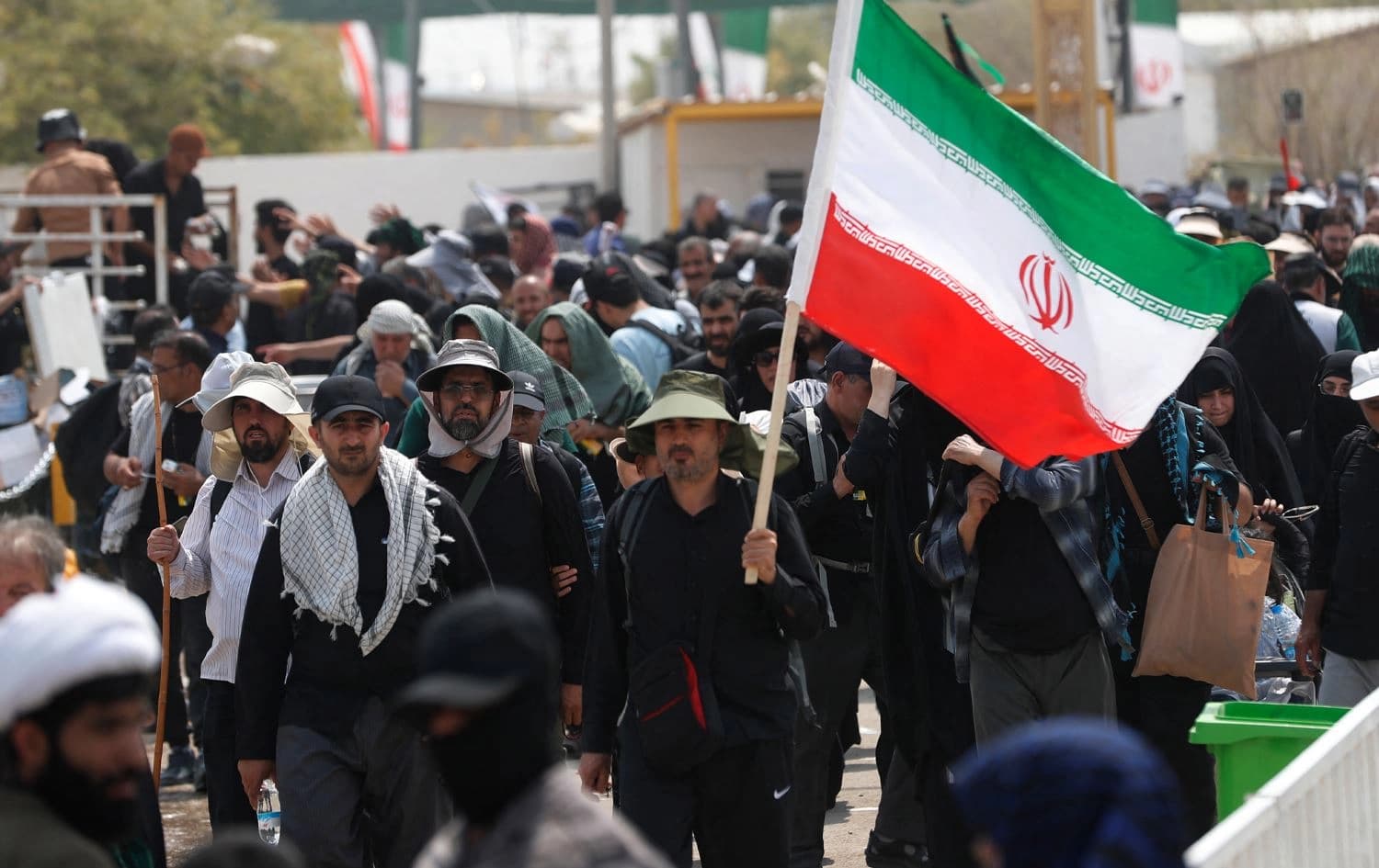 ژمارەیەک زیارەتکاری شیعە لە دەروازەی مێهرانەوە هاتوونەتە پارێزگای واست. وێنە: AFP
