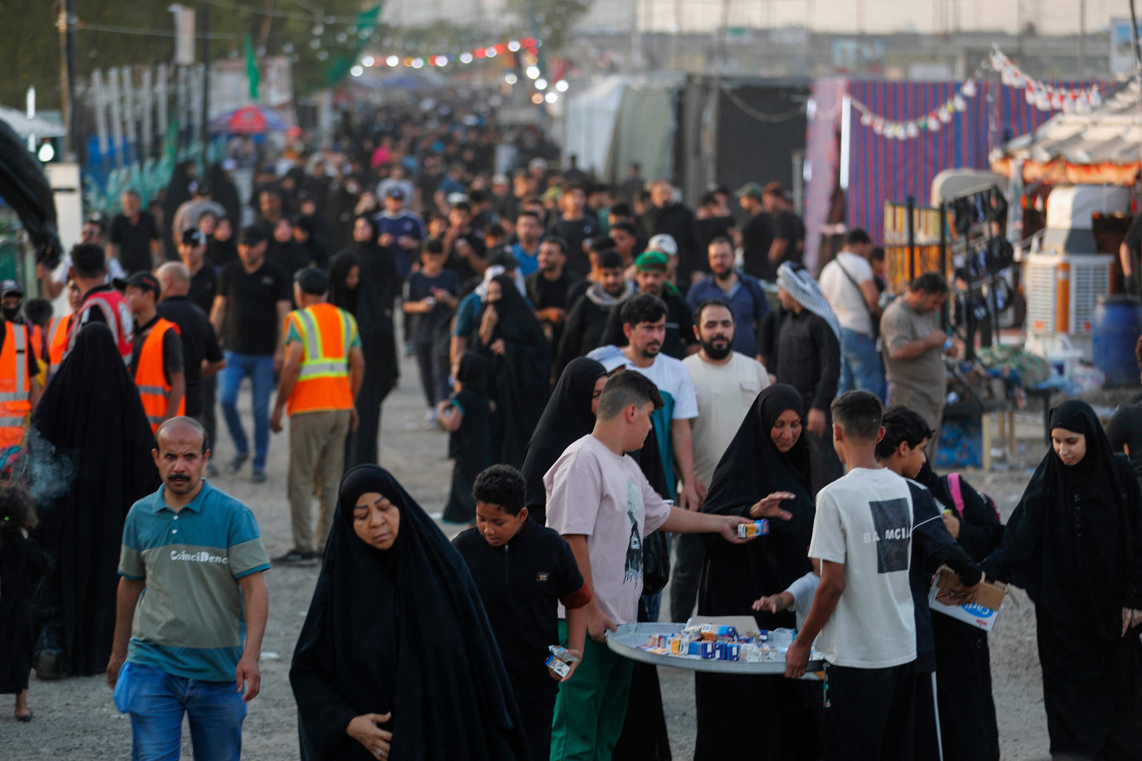 ژمارەیەک زیارەتکار لە کەربەلا. وێنە: AFP