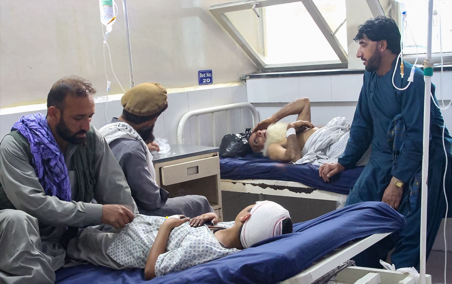 نەخۆشخانەیەکی ئەفغانستان کە بریندارانی بوومەلەرزەکەی لێیە. وێنە: AFP 