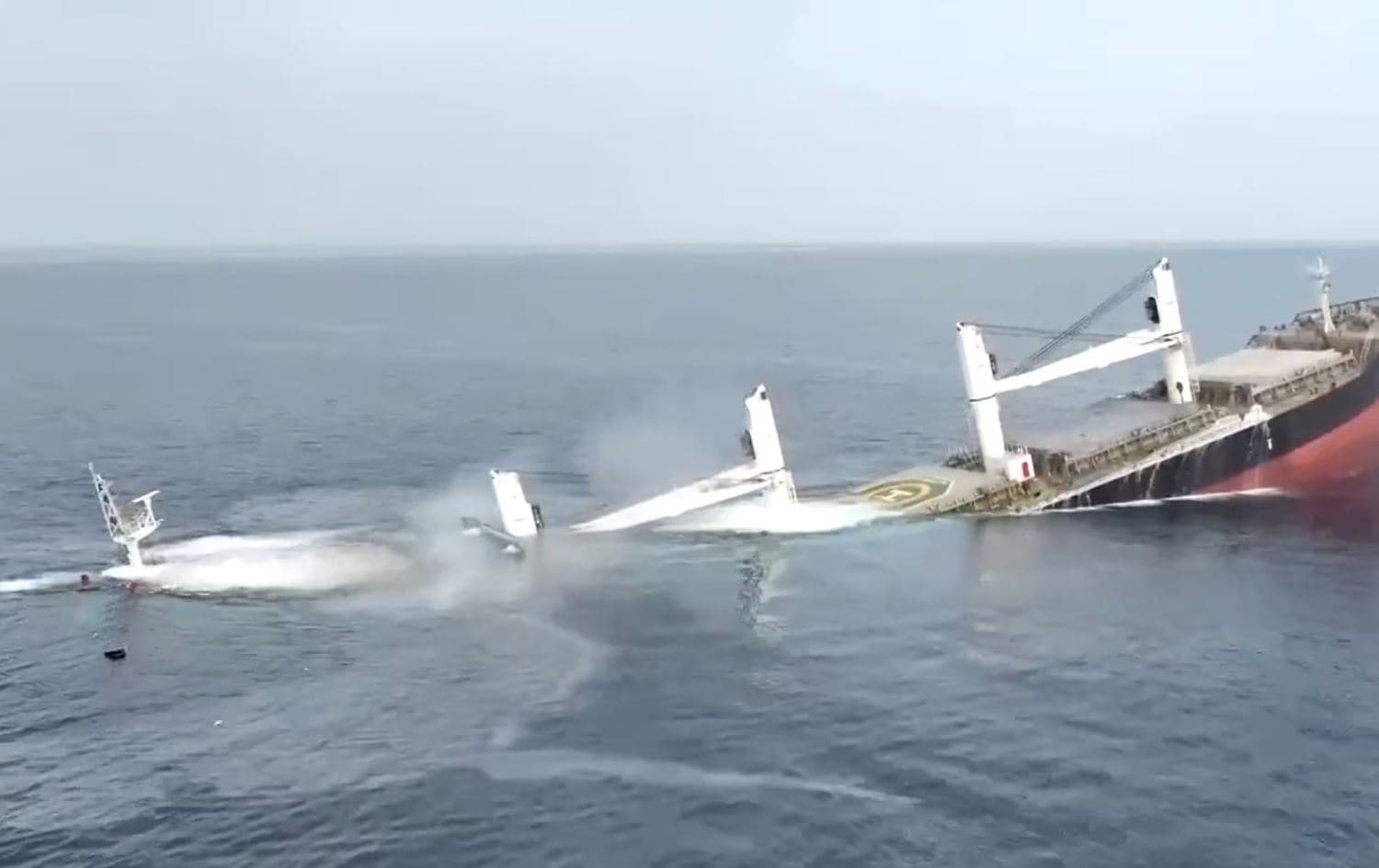 کەشتییەک کە پێشتر لە دەریای سوور لەلایەن حووسییەکانەوە نووقمی دەریا کراوە. وێنەکە بۆ روونکردنەوەی هەواڵەکەیە