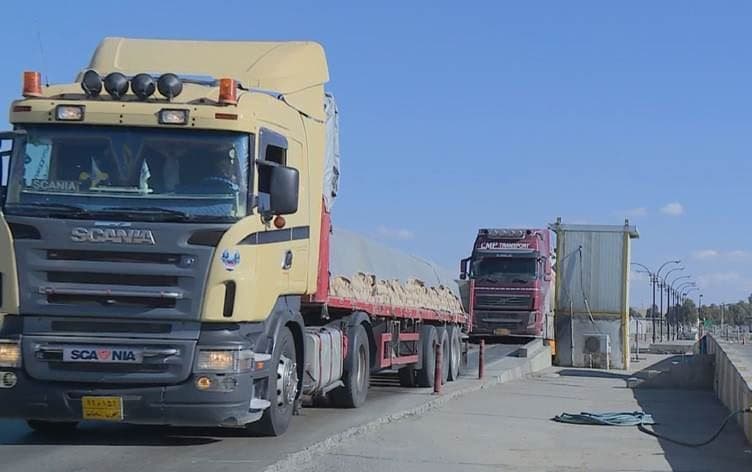 شاحنات في طابور في إحدى السيطرات