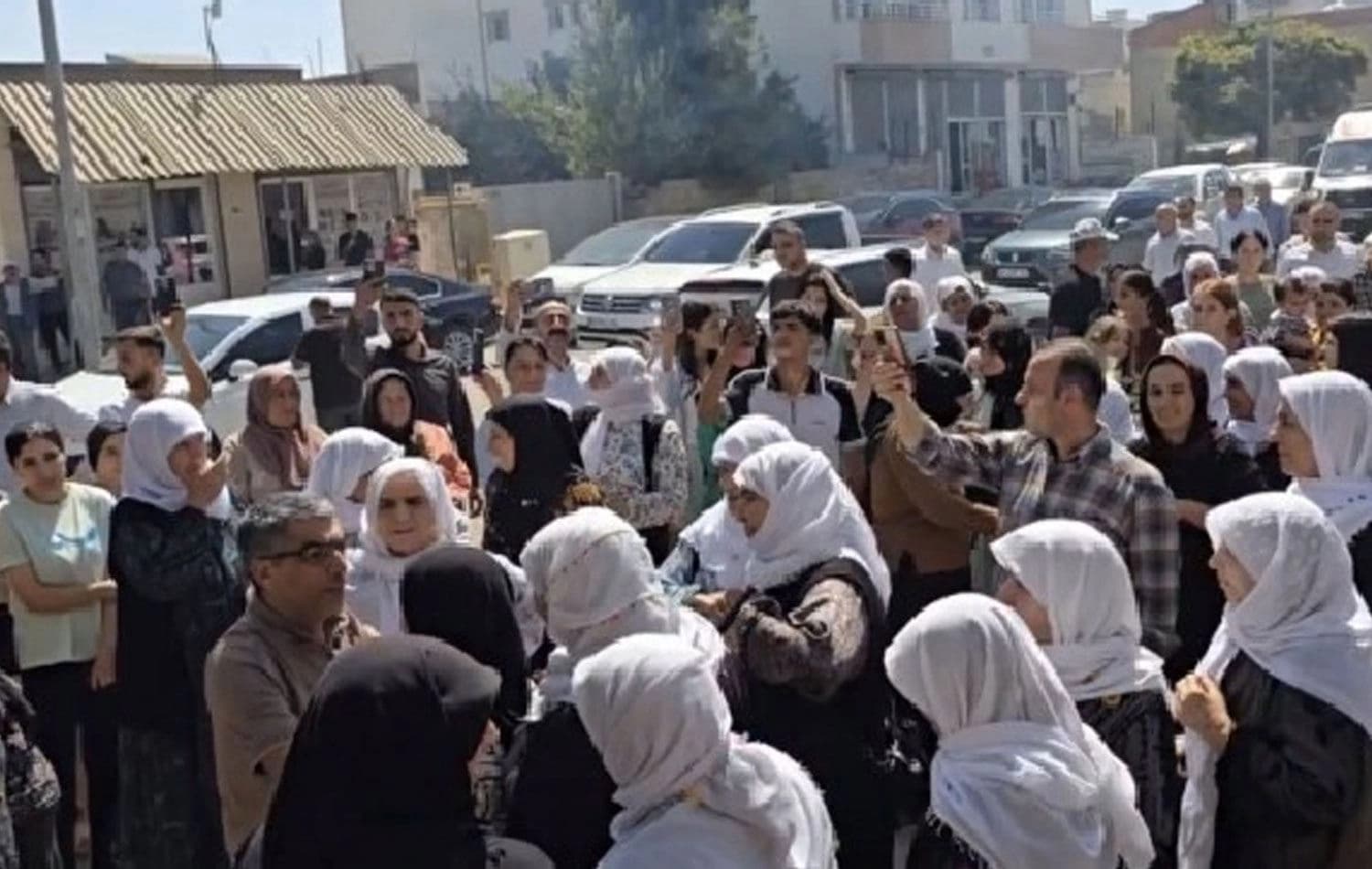 Şehmus Sevdinoğlu kalabalık bir grup tarafından karşılandı. / Foto: Sosyal medya