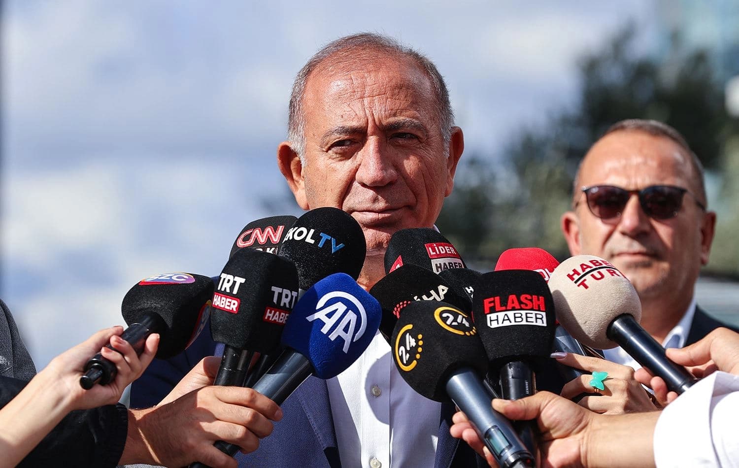 CHP İstanbul il başkanlığına kayyum olarak atanan Gürsel Tekin basına açıklama yaparken. / AA