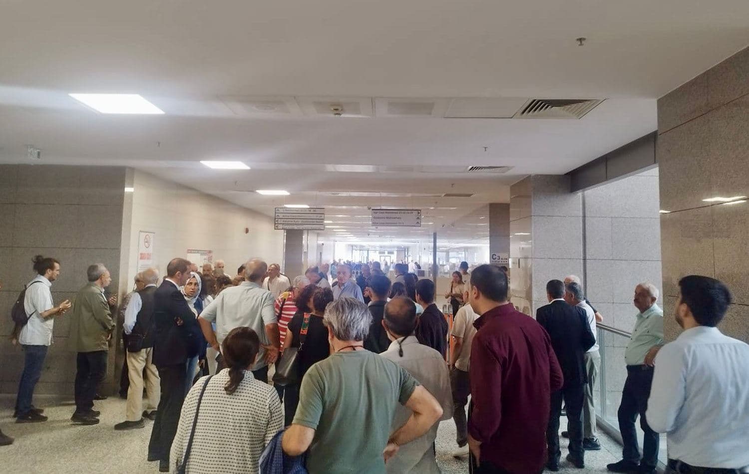 Duruşma salonu önü. / Foto: Ömer Sönmez / Rûdaw