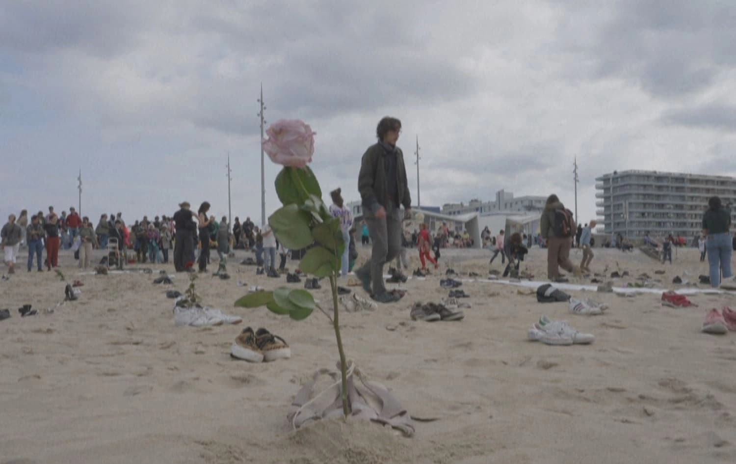 کەناراوی کالیاس لە فەرەنسا، دانیشتووانی ناوچەکە گوڵیان داناوە بۆ مەرگی دوو ژنە کۆچبەرەکە.