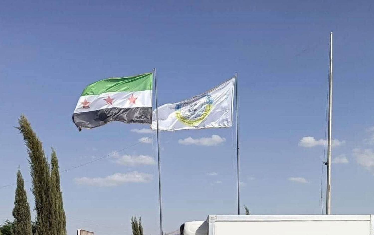 Rojava Özerk Yönetimi, dün ilk kez Semalka Sınır Kapısı'nda kendi bayrağının yanına Suriye bayrağını da asmıştı.