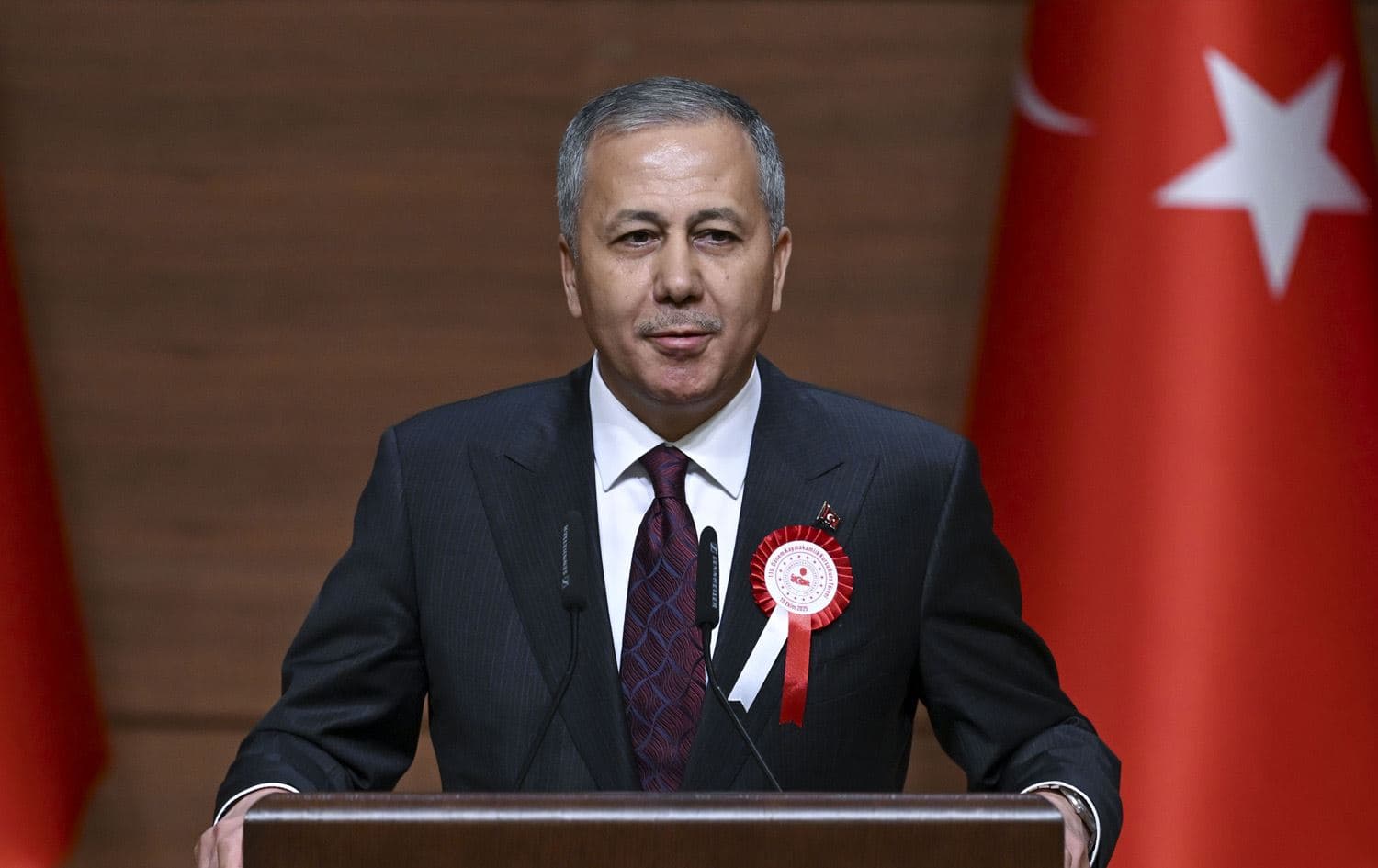 عەلی یەرلیکایا، وەزیری ناوخۆی تورکیا.