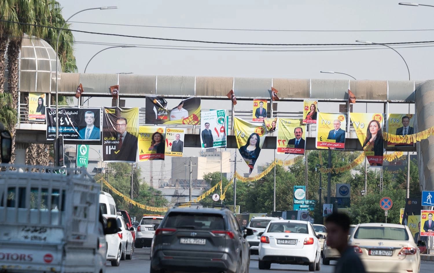 پۆستەری بەربژێرانی هەڵبژاردن لە هەولێر، یەکێکیان دڕاوە. وێنە: بڵند تاهیر- رووداو