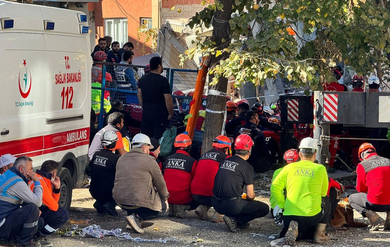 Kocaeli'nin Gebze ilçesinde 7 katlı bina çöktü / Foto: Ömer Sönmez  / Rûdaw