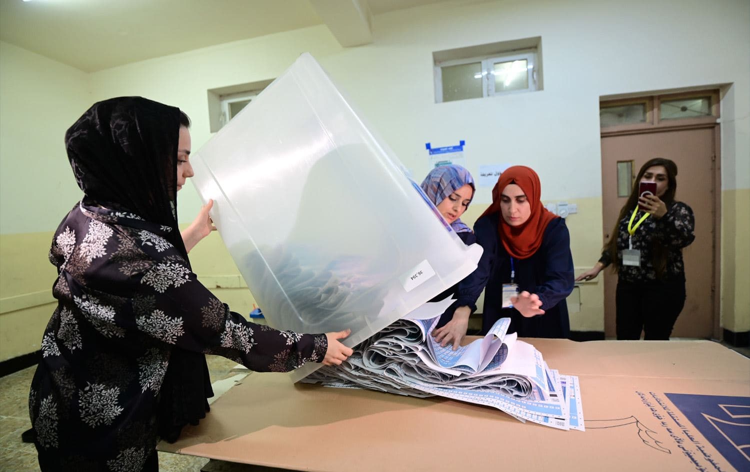 سندووقێکی دەنگدان دەکرێتەوە و دەنگەکانی دەژمێردرێت. وێنە: بڵند تاهیر- ئەرشیفی رووداو