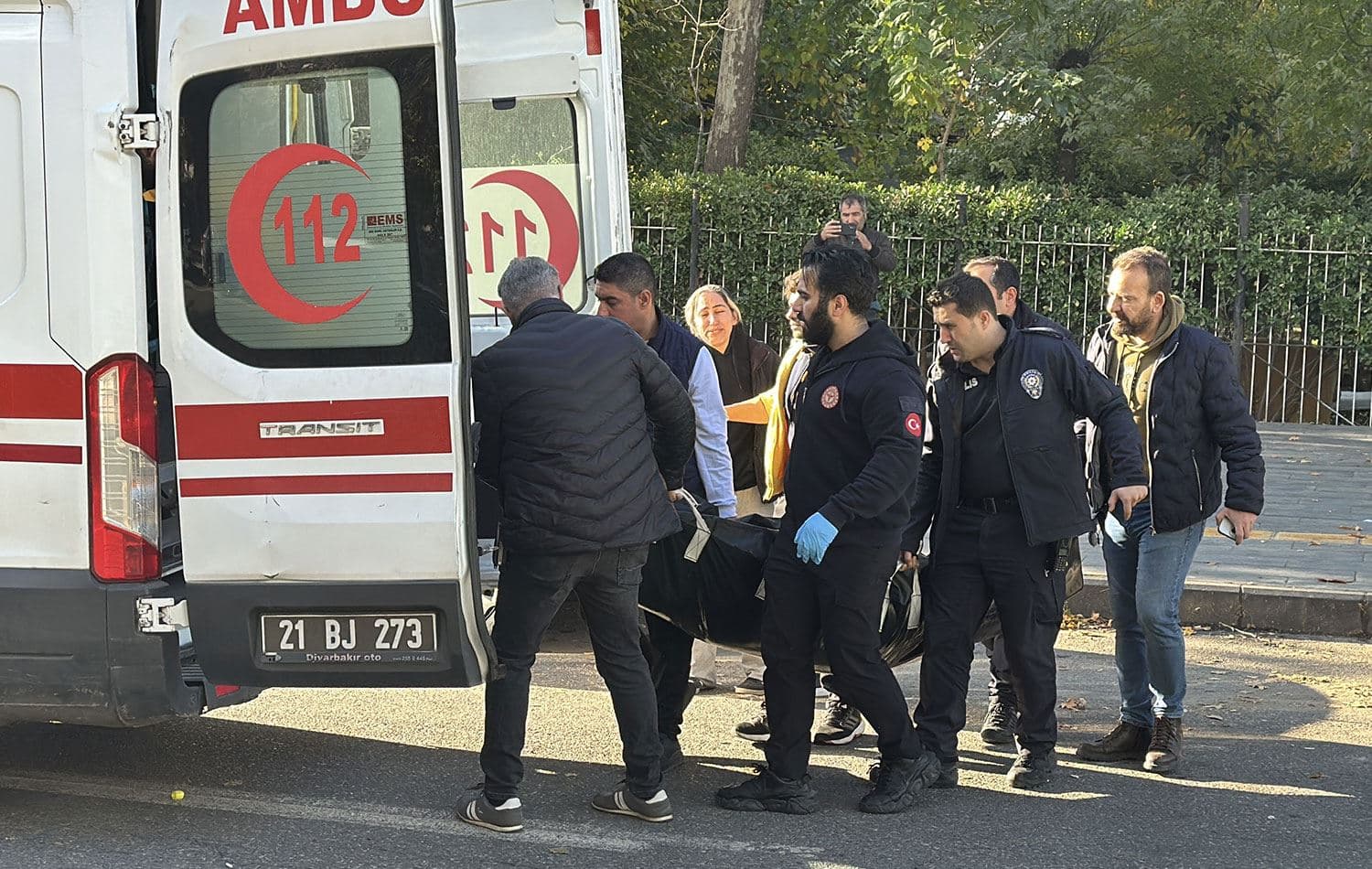 Anne ve oğlunun cesetleri, otopsi için Diyarbakır Adli Tıp Kurumu'na götürüldü. / AA