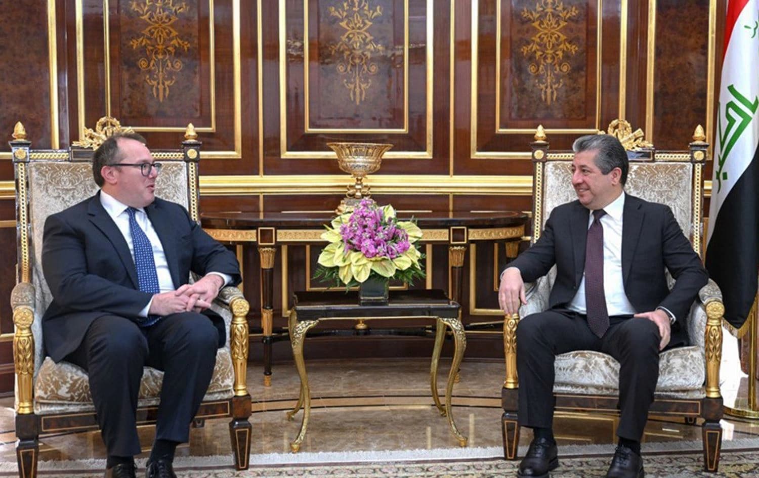 مەسرور بارزانی، سەرۆکوەزیرانی هەرێمی کوردستان و جۆشوا هاریس، هەڵسوڕێنەری کاروباری باڵیۆزخانەی ئەمریکا لە بەغدا.