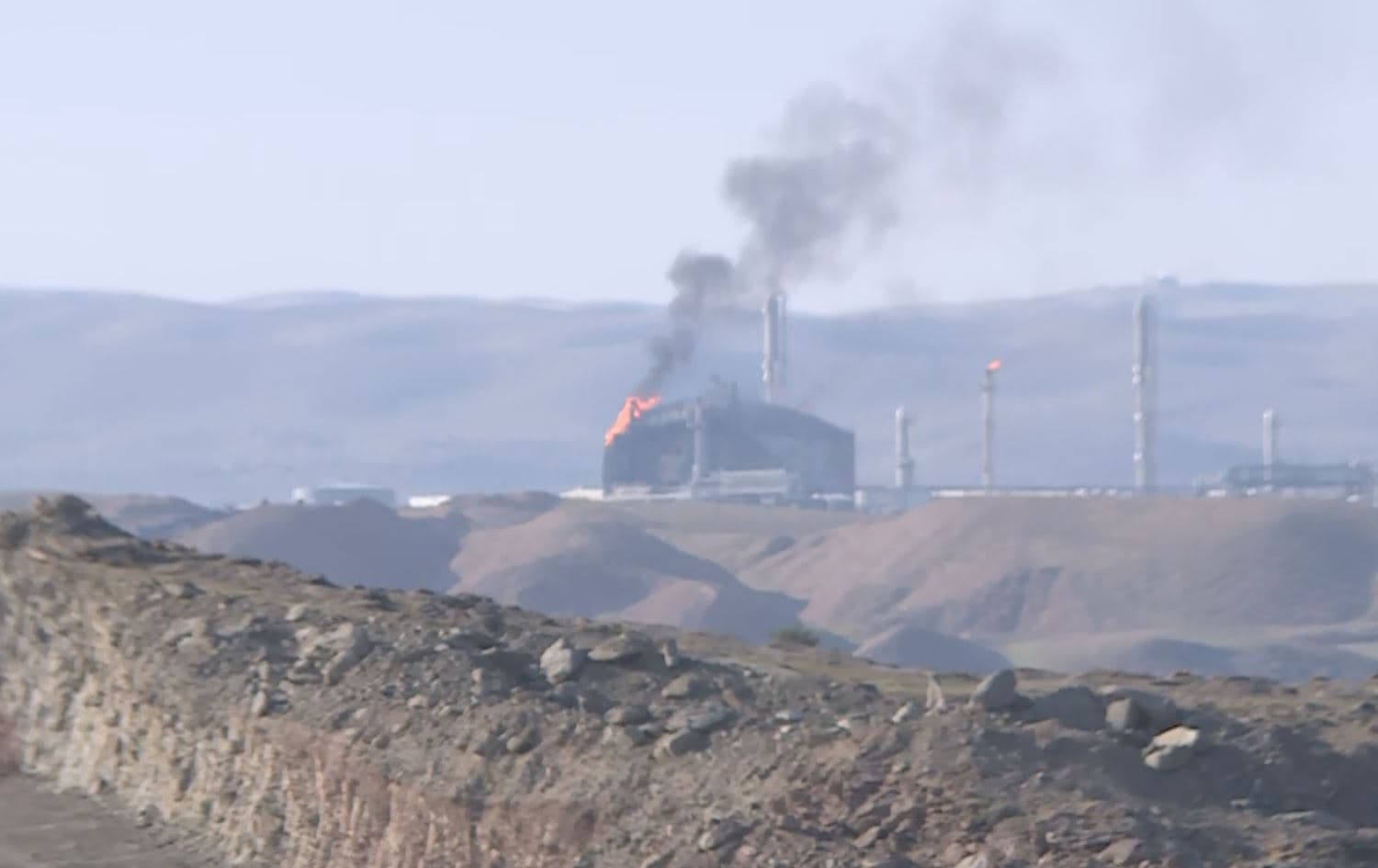 کێڵگەی گازی کۆرمۆر دوای چەندین کاژێر هێشتا دووکەڵی لێ بەرزدەبێتەوە.